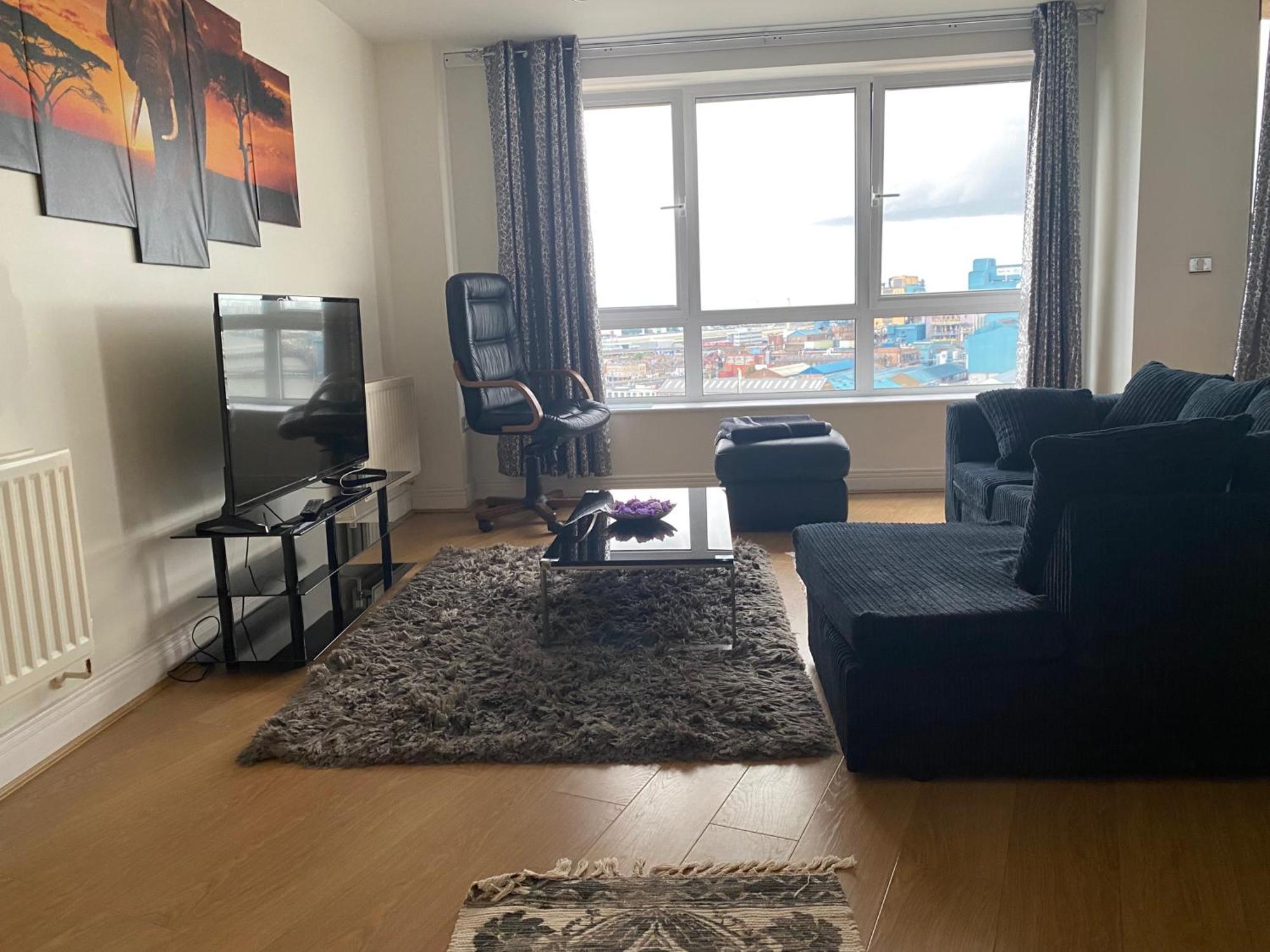 Apt-sleeps 4-parking - Balcony-river View * London
