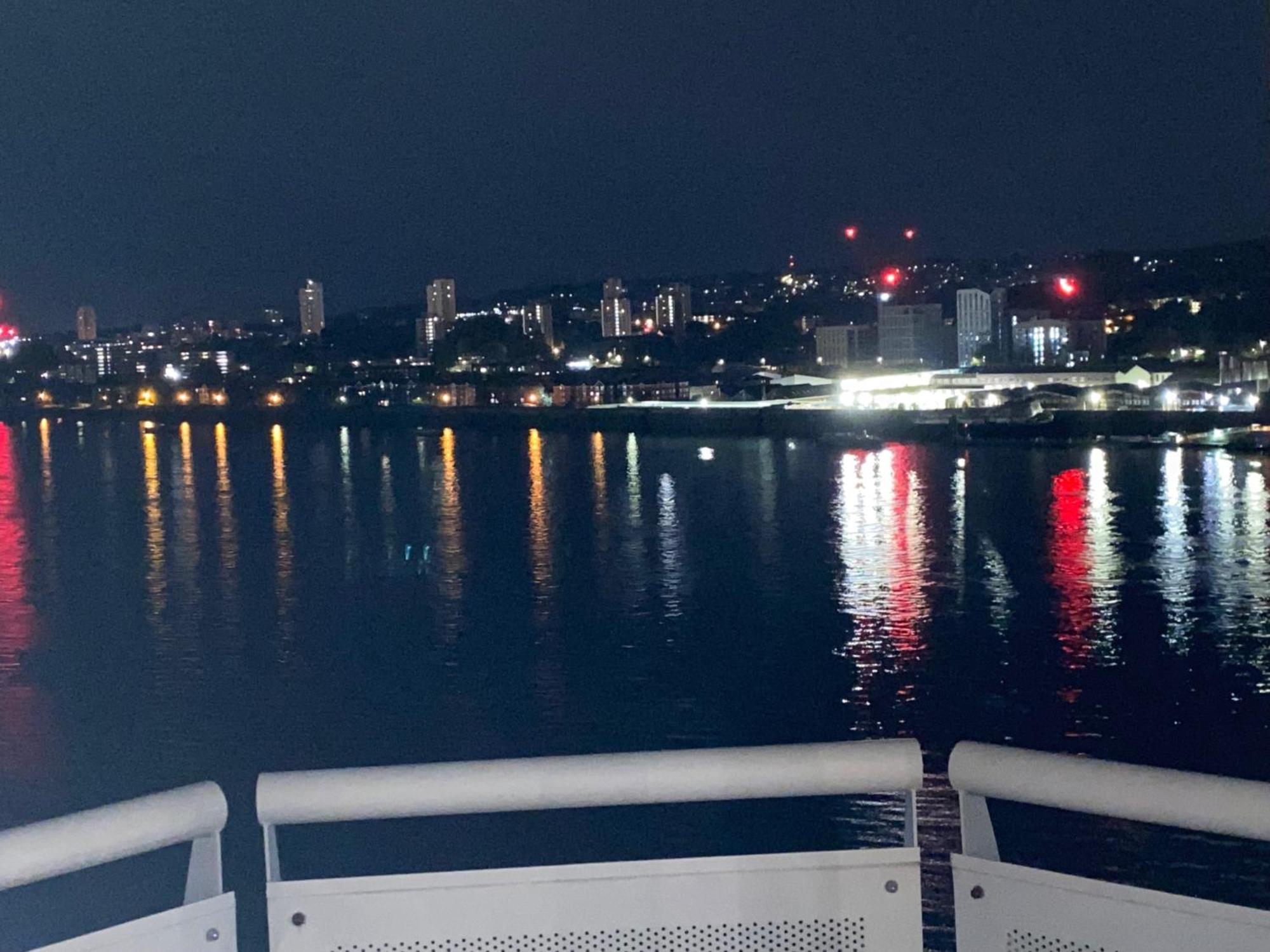 Apt-sleeps 4-parking - Balcony-river View Apartment London