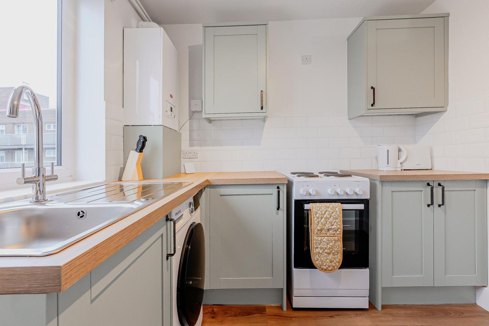 Apartment New Listing! Spacious 2br, North 2min To St