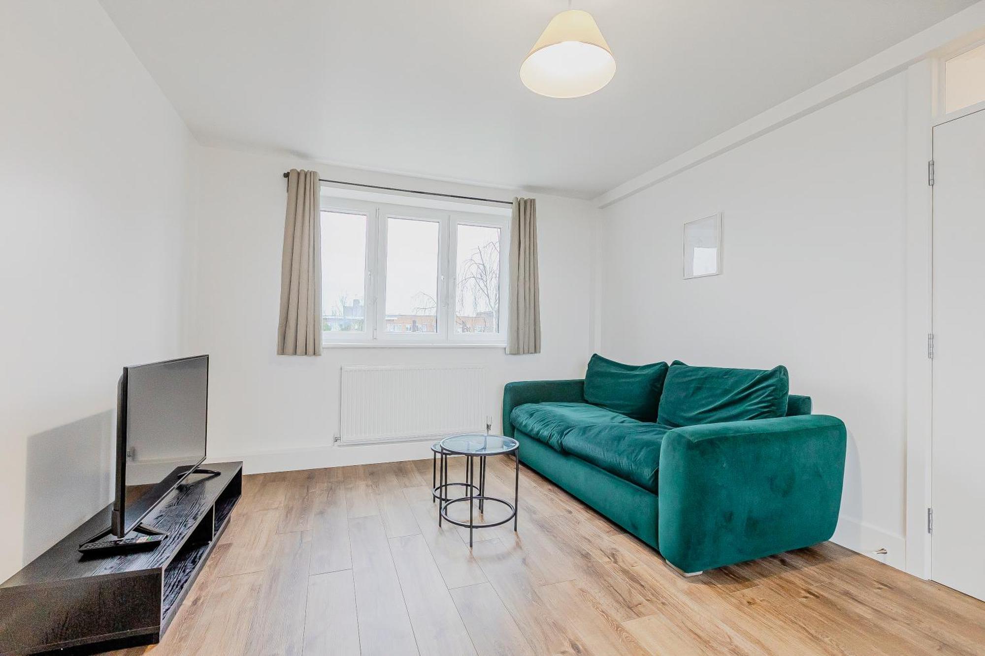 New Listing! Spacious 2br, North 2min To St Apartment London
