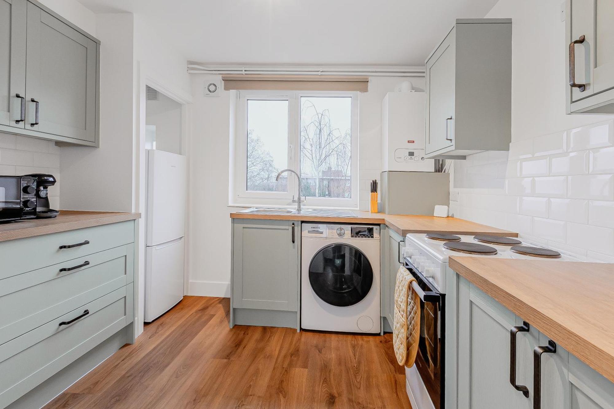 New Listing! Spacious 2br, North 2min To St London