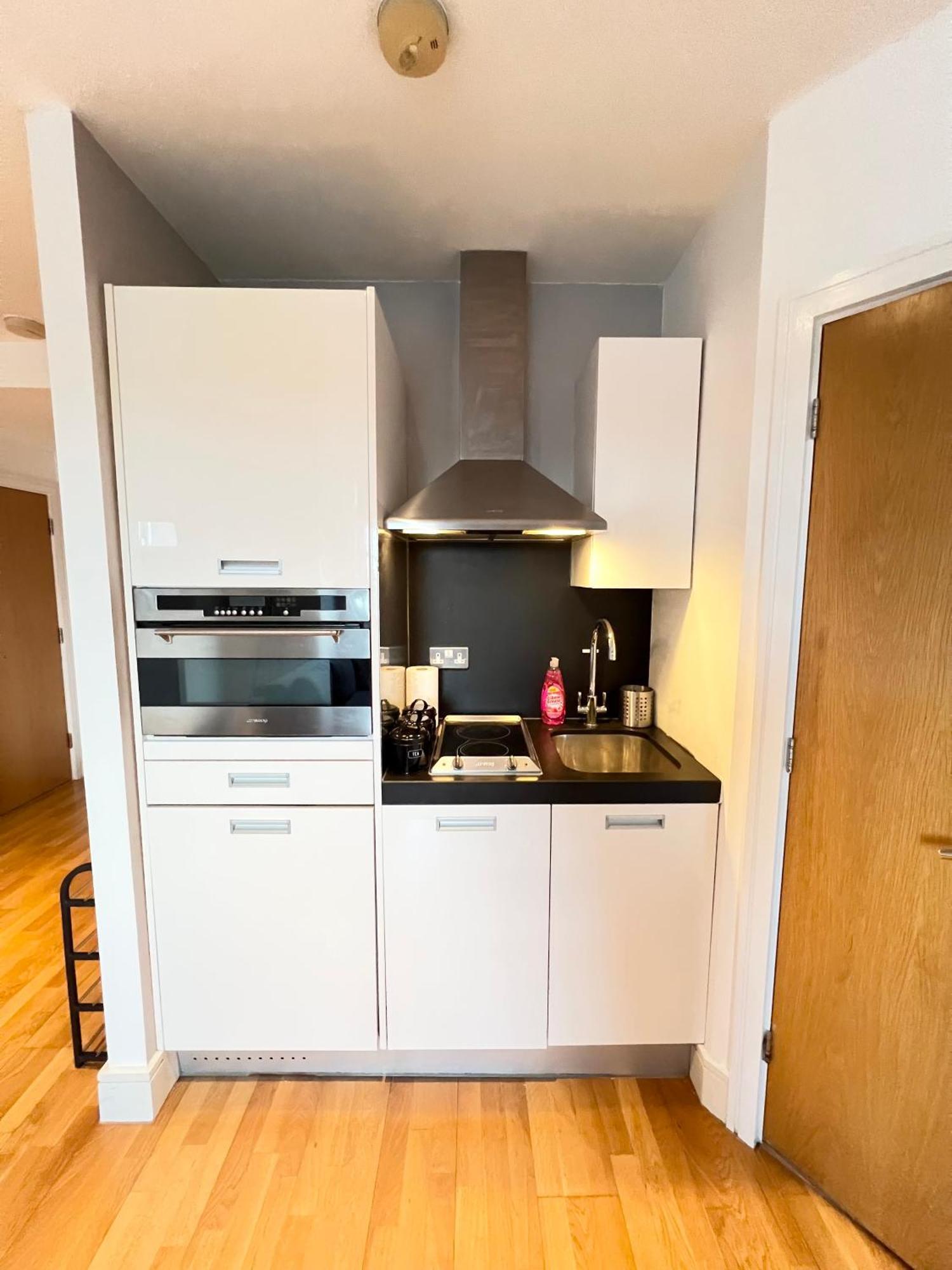 Stylish Flat In Heart Of Clapham Apartment London