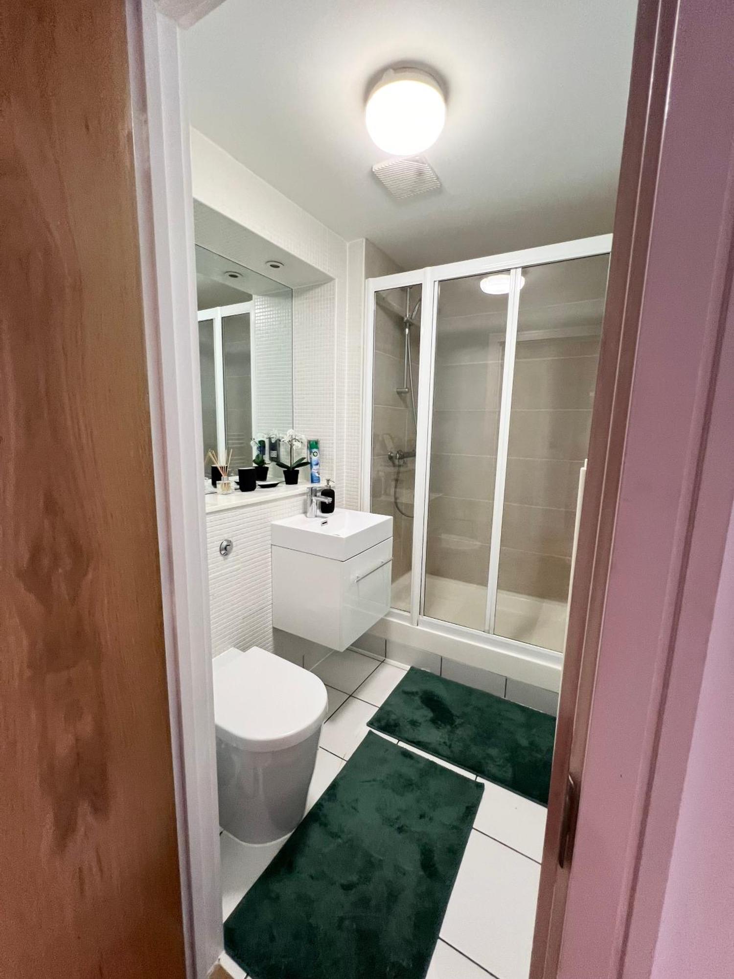 Stylish Flat In Heart Of Clapham Apartment *