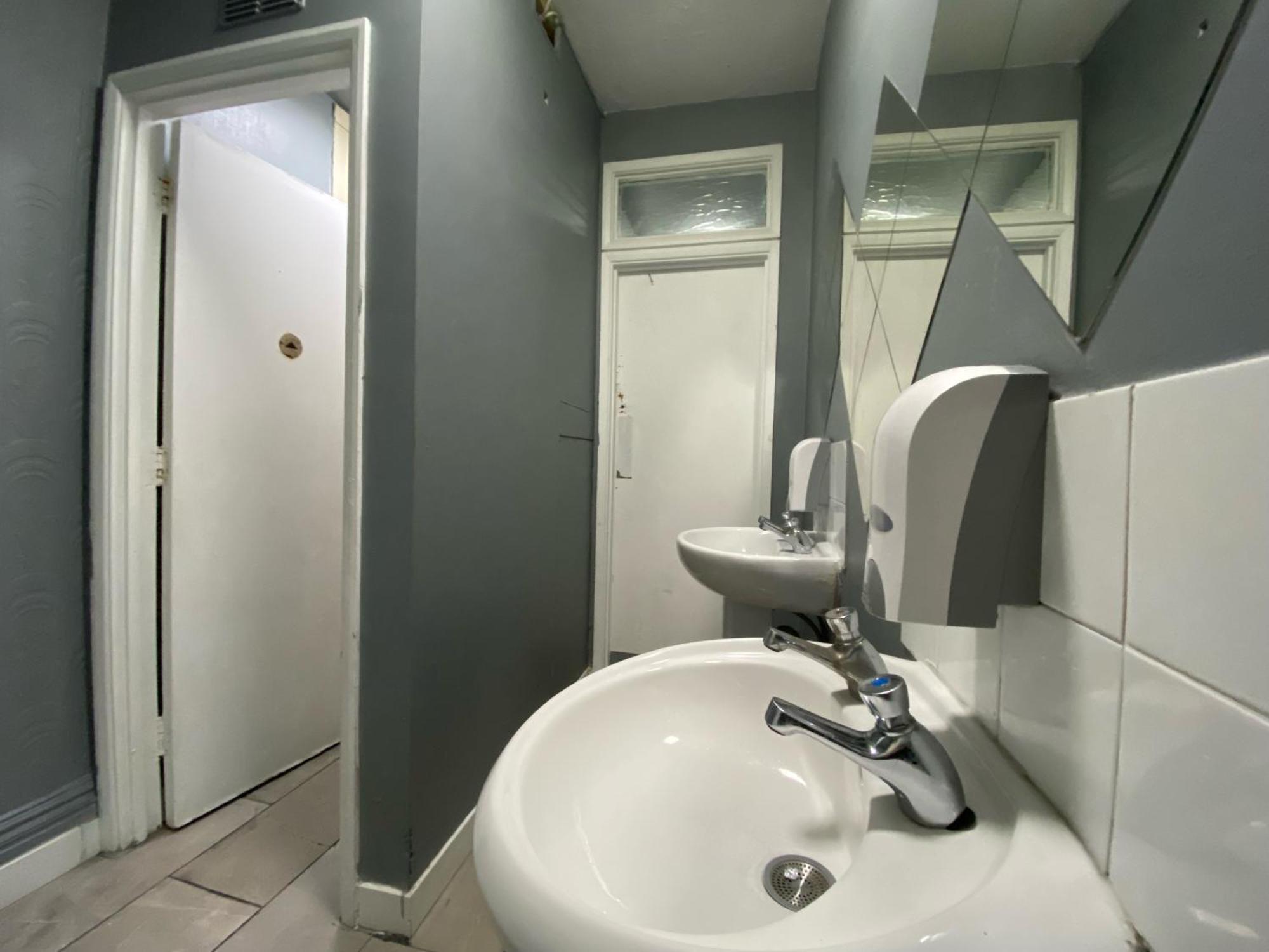 Queen Elizabeth Hostel Albergue *