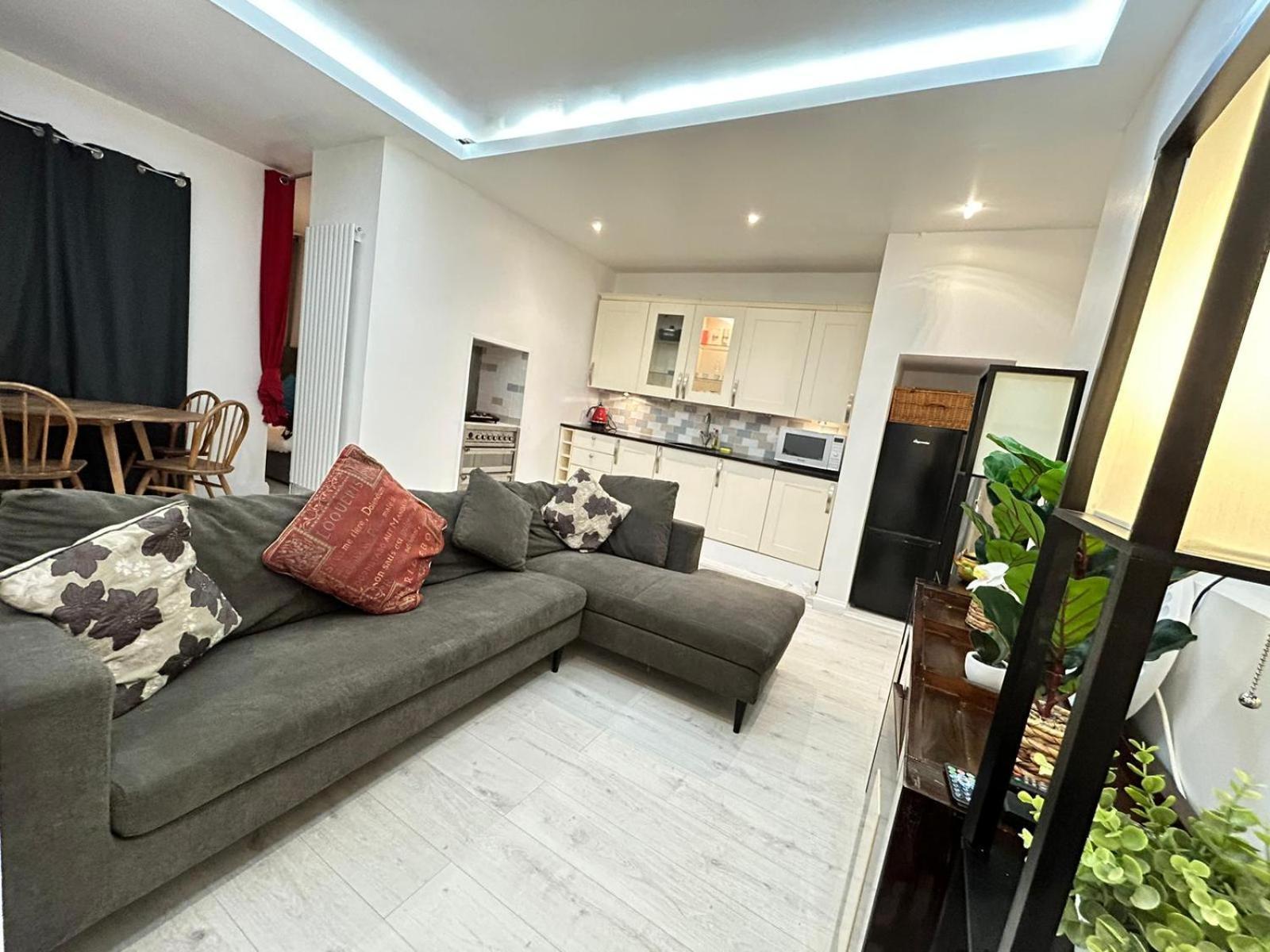 2 Bedroom Flat Wembley Apartment