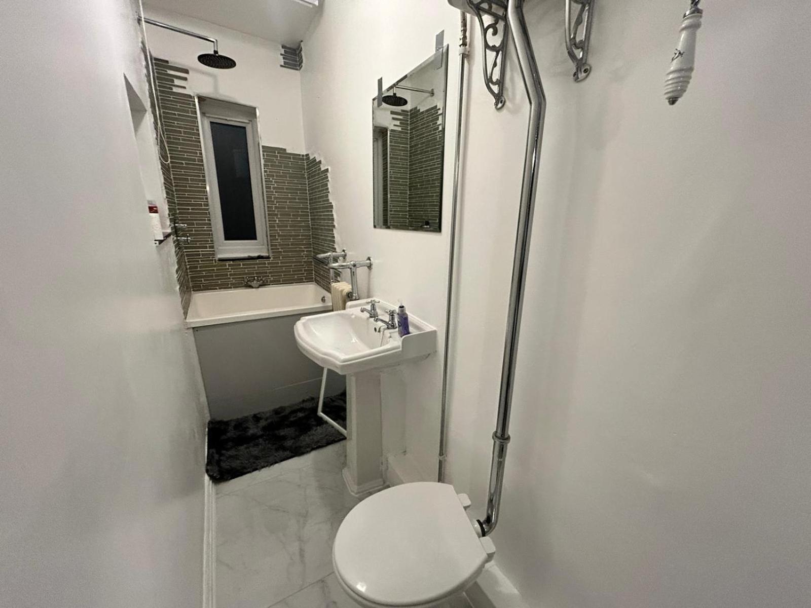 2 Bedroom Flat Wembley Apartment *