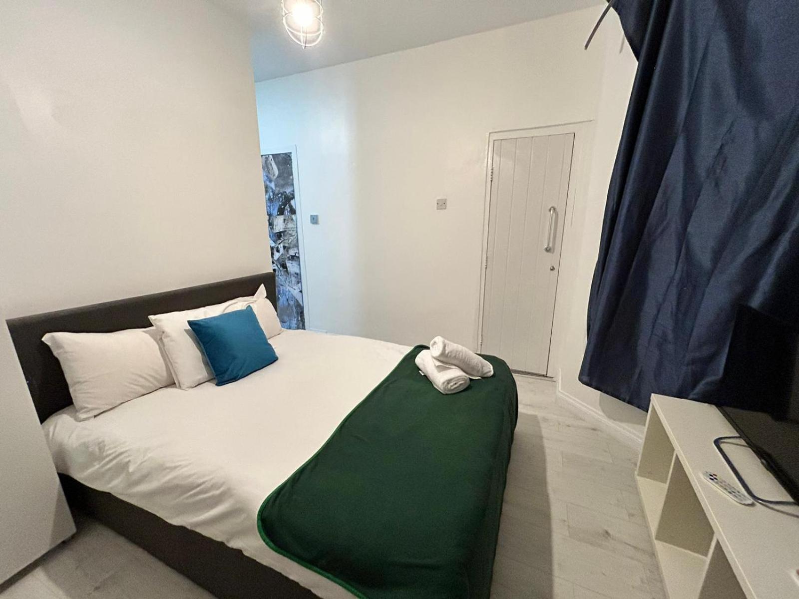 2 Bedroom Flat Wembley Apartment *