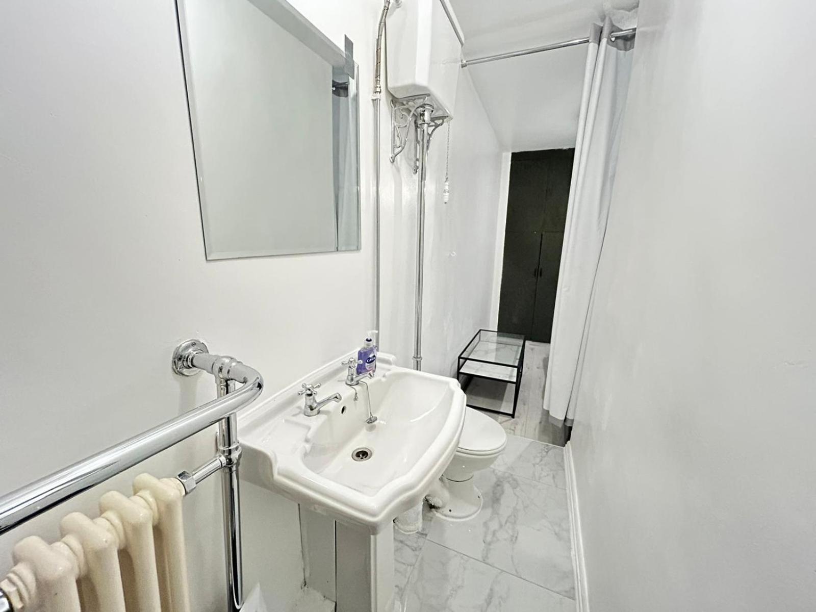 2 Bedroom Flat Wembley Apartment London