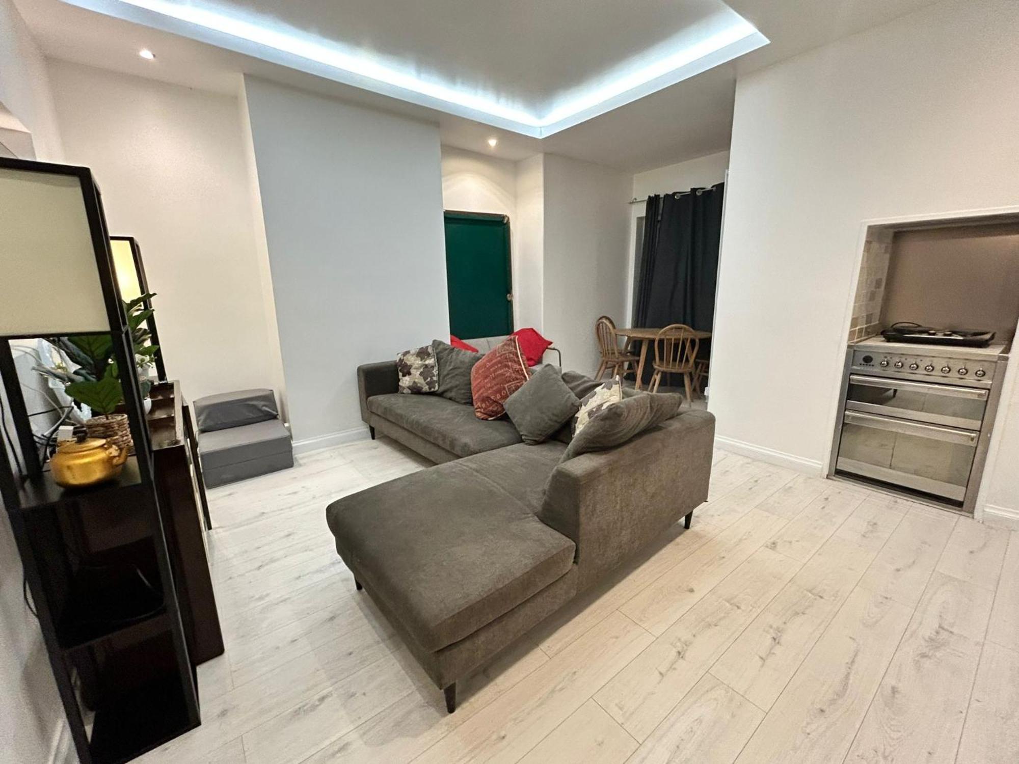 Apartment 2 Bedroom Flat Wembley
