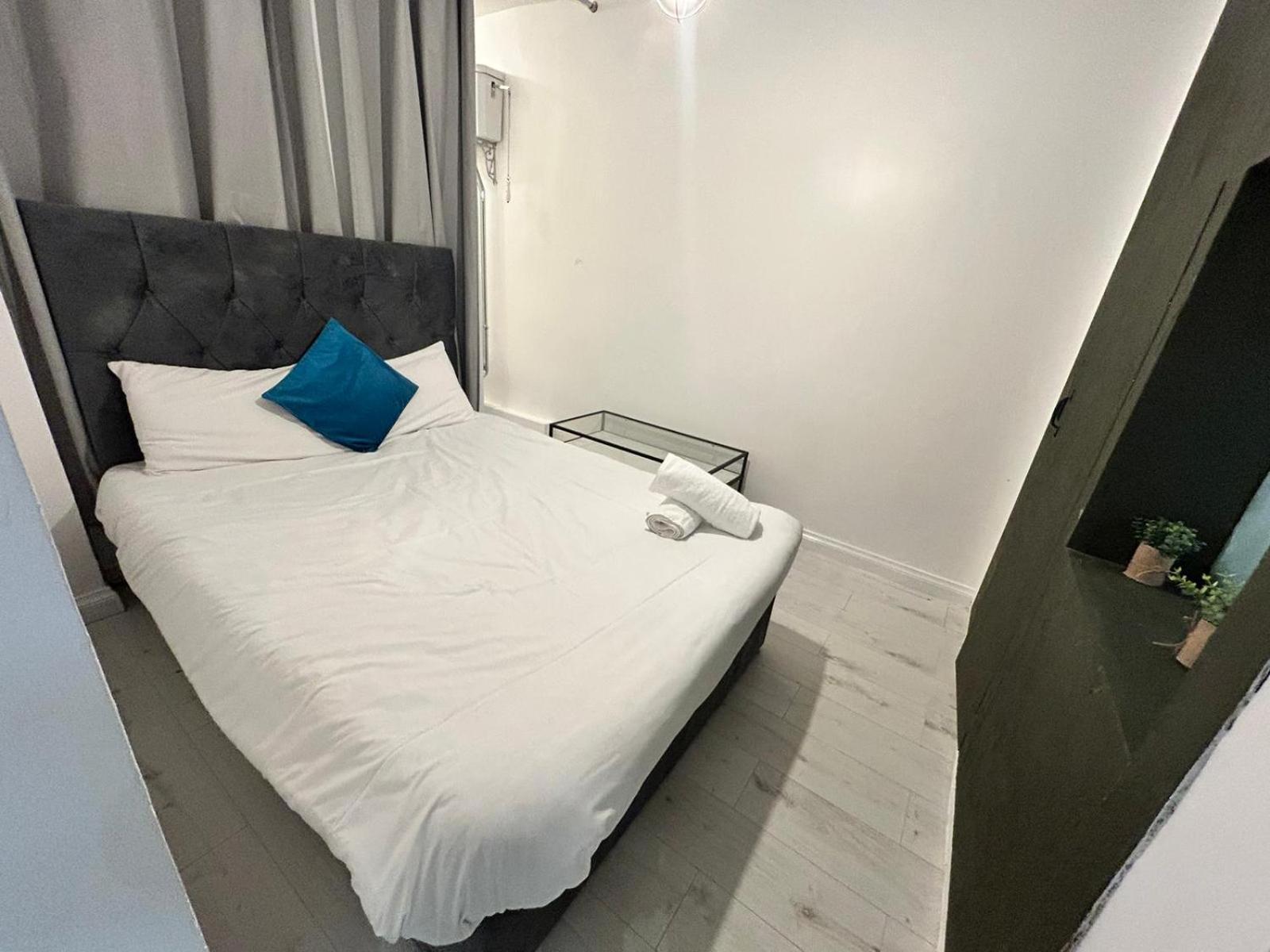 2 Bedroom Flat Wembley Apartment *