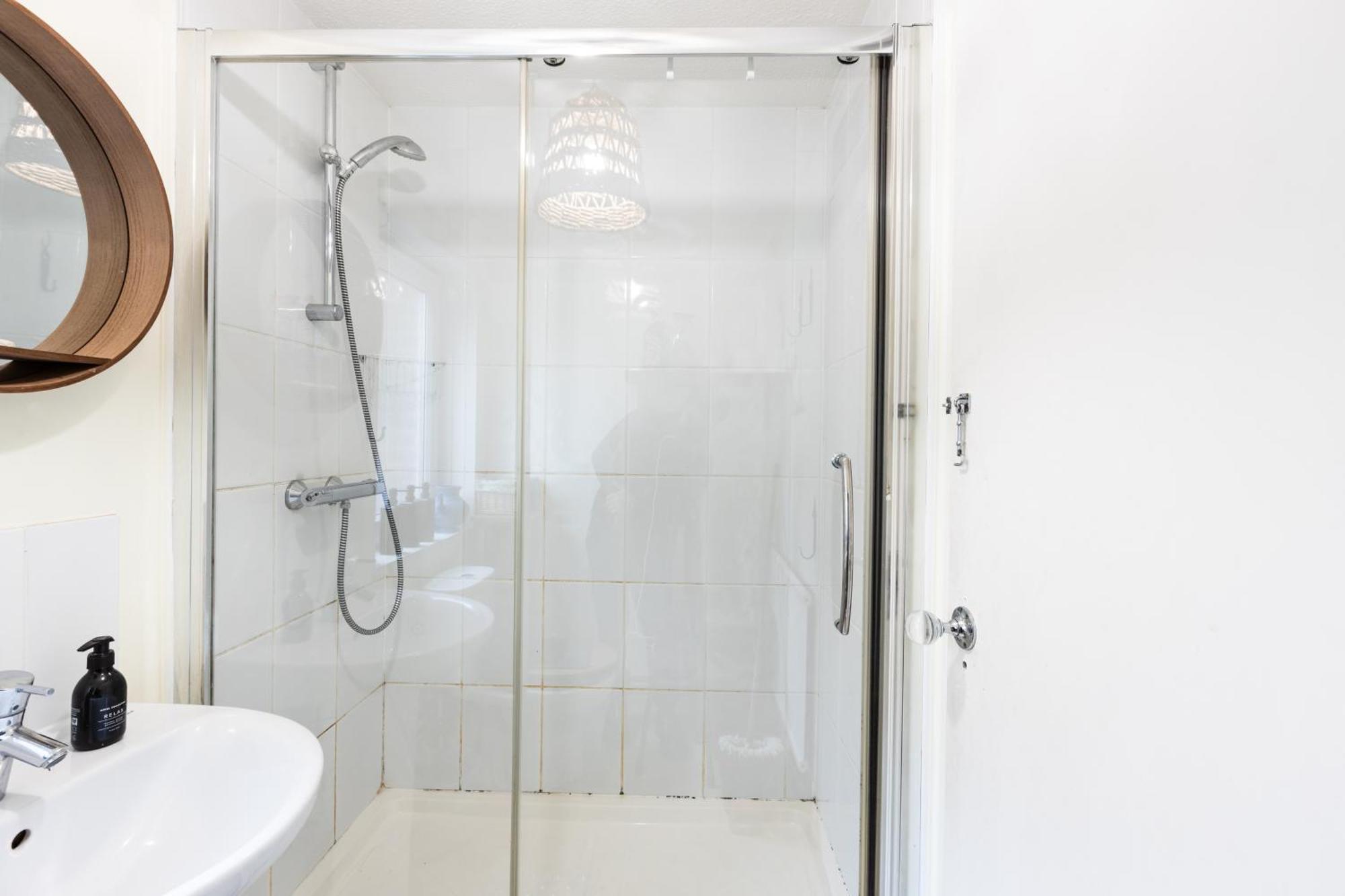 20 Percent Off May- Mobilerate Offers-Genius Offers-Londonbridge City Apartment W Free Parking-Wifi-Sleeps 7-4Bd-Location-Family! *
