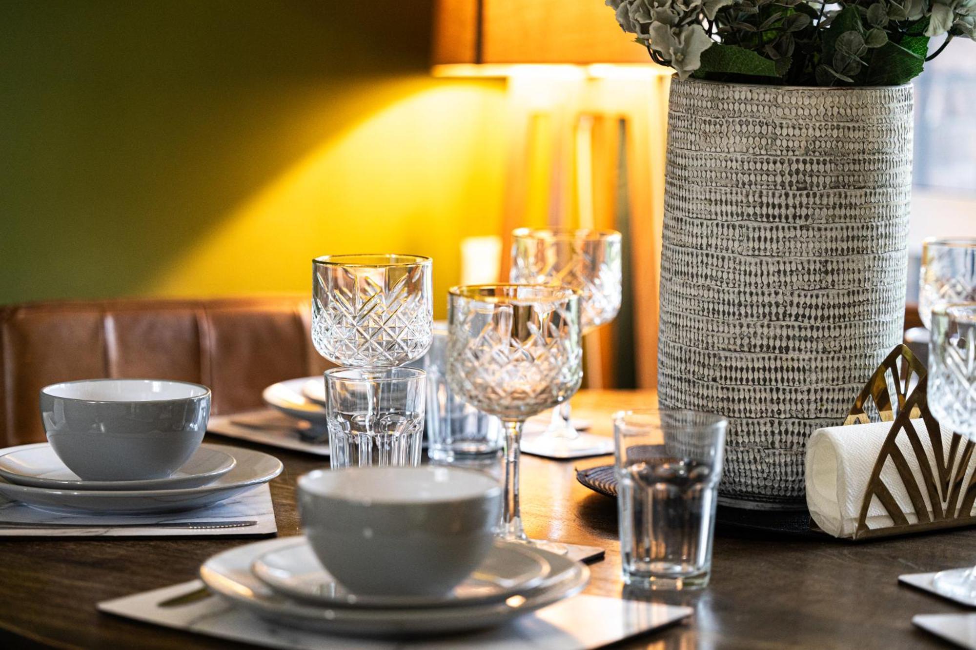 20 Percent Off May- Mobilerate Offers-Genius Offers-Londonbridge City Apartment W Free Parking-Wifi-Sleeps 7-4Bd-Location-Family! Apartment
