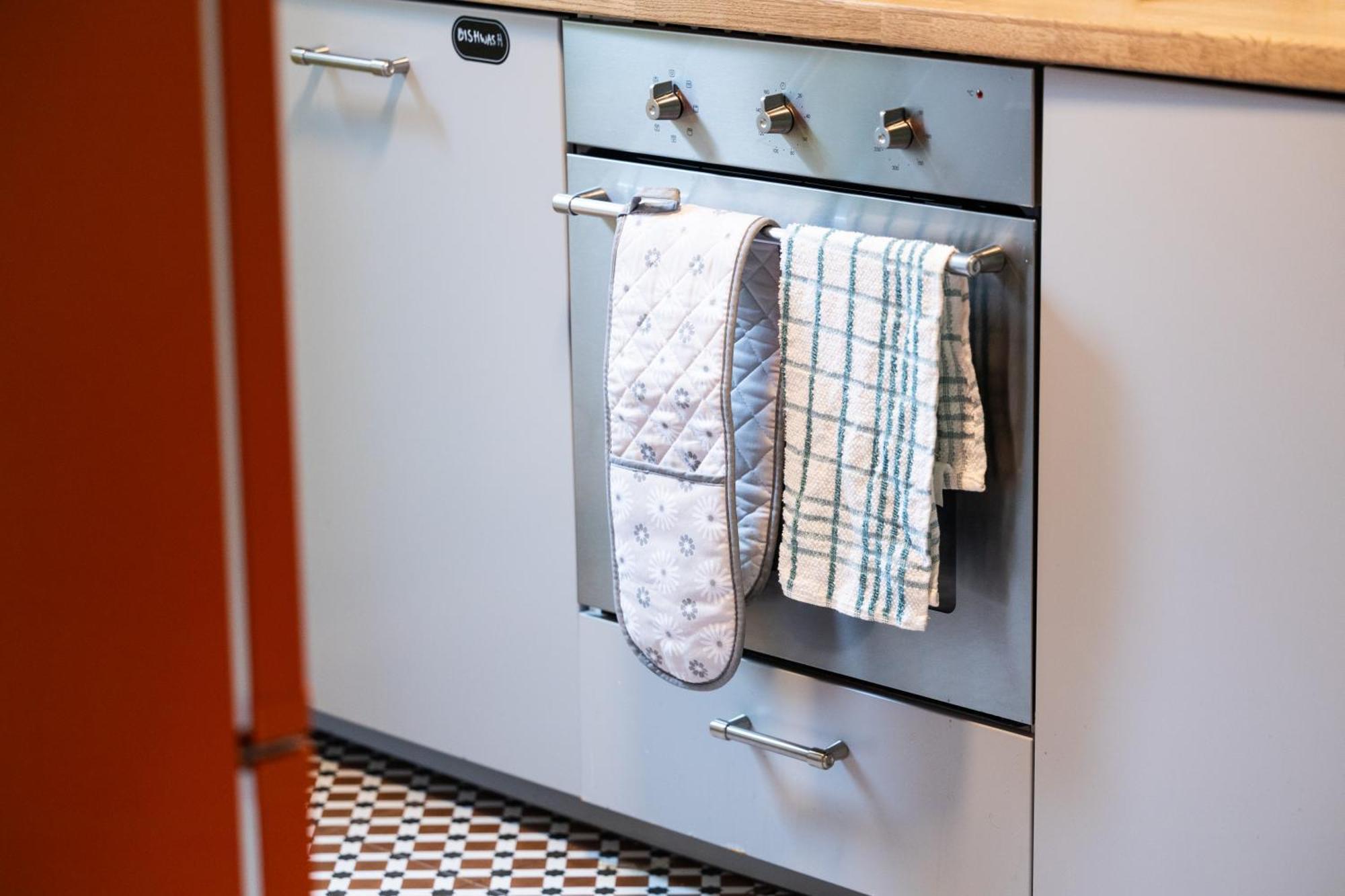 Apartment 20 Percent Off May- Mobilerate Offers-Genius Offers-Londonbridge City Apartment W Free Parking-Wifi-Sleeps 7-4Bd-Location-Family!