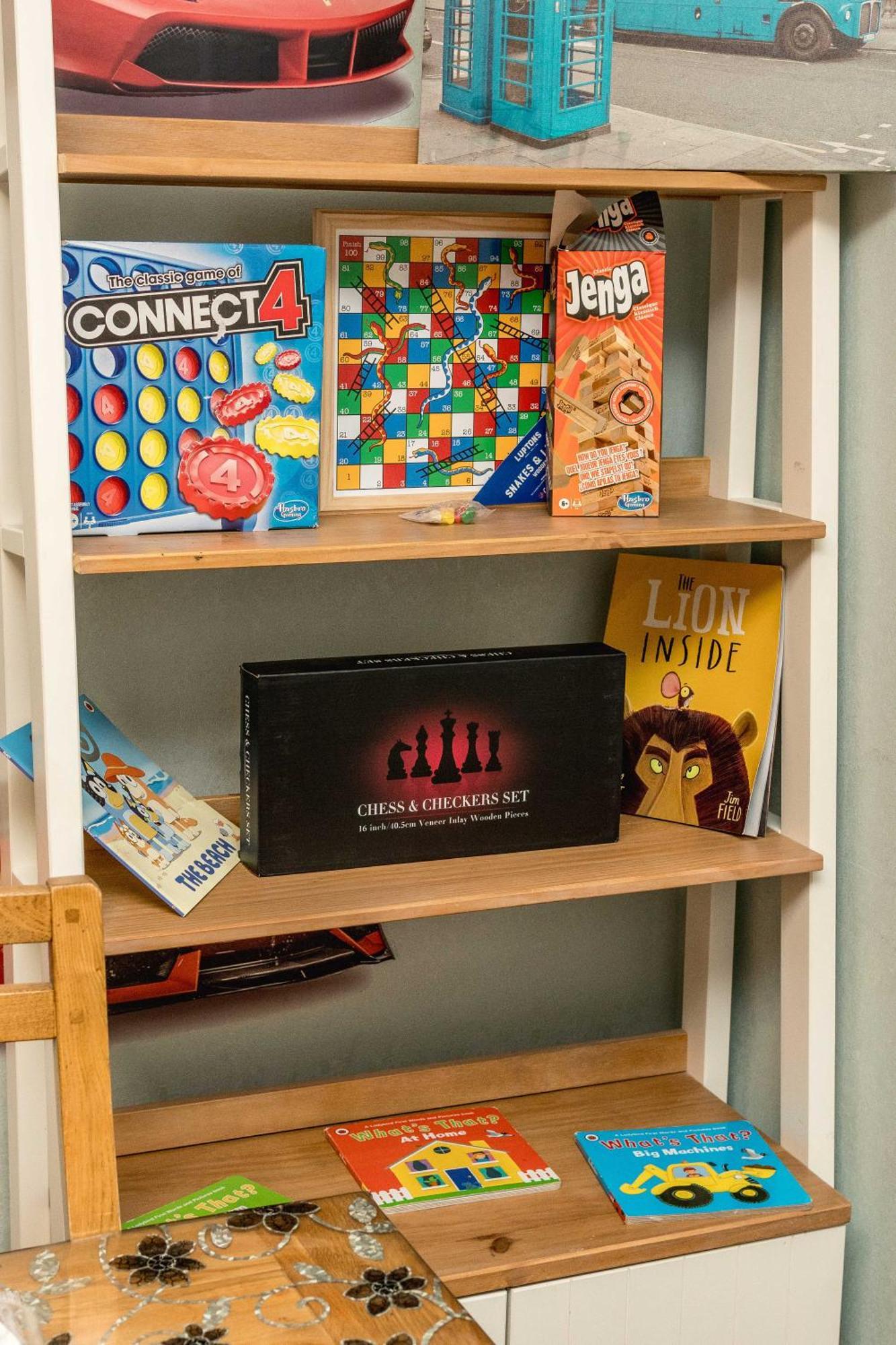 Apartment 20 Percent Off May- Mobilerate Offers-Genius Offers-Londonbridge City Apartment W Free Parking-Wifi-Sleeps 7-4Bd-Location-Family! London