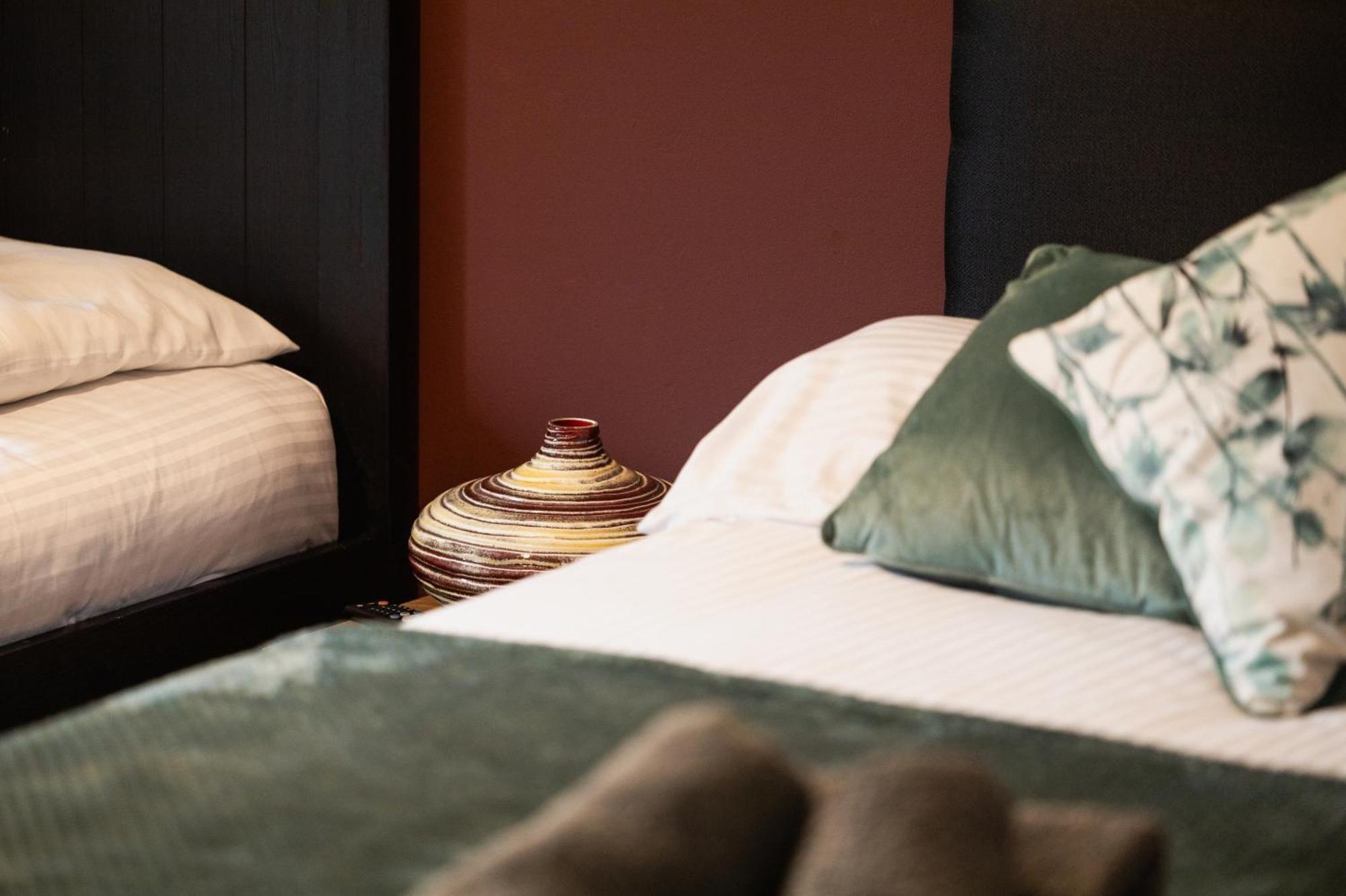 20 Percent Off May- Mobilerate Offers-Genius Offers-Londonbridge City Apartment W Free Parking-Wifi-Sleeps 7-4Bd-Location-Family! *