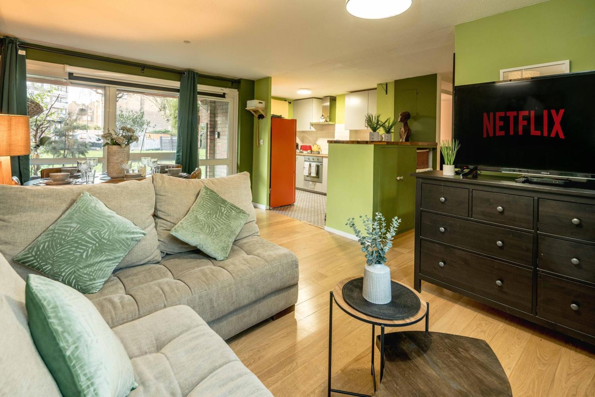 20 Percent Off May- Mobilerate Offers-Genius Offers-Londonbridge City Apartment W Free Parking-Wifi-Sleeps 7-4Bd-Location-Family! London