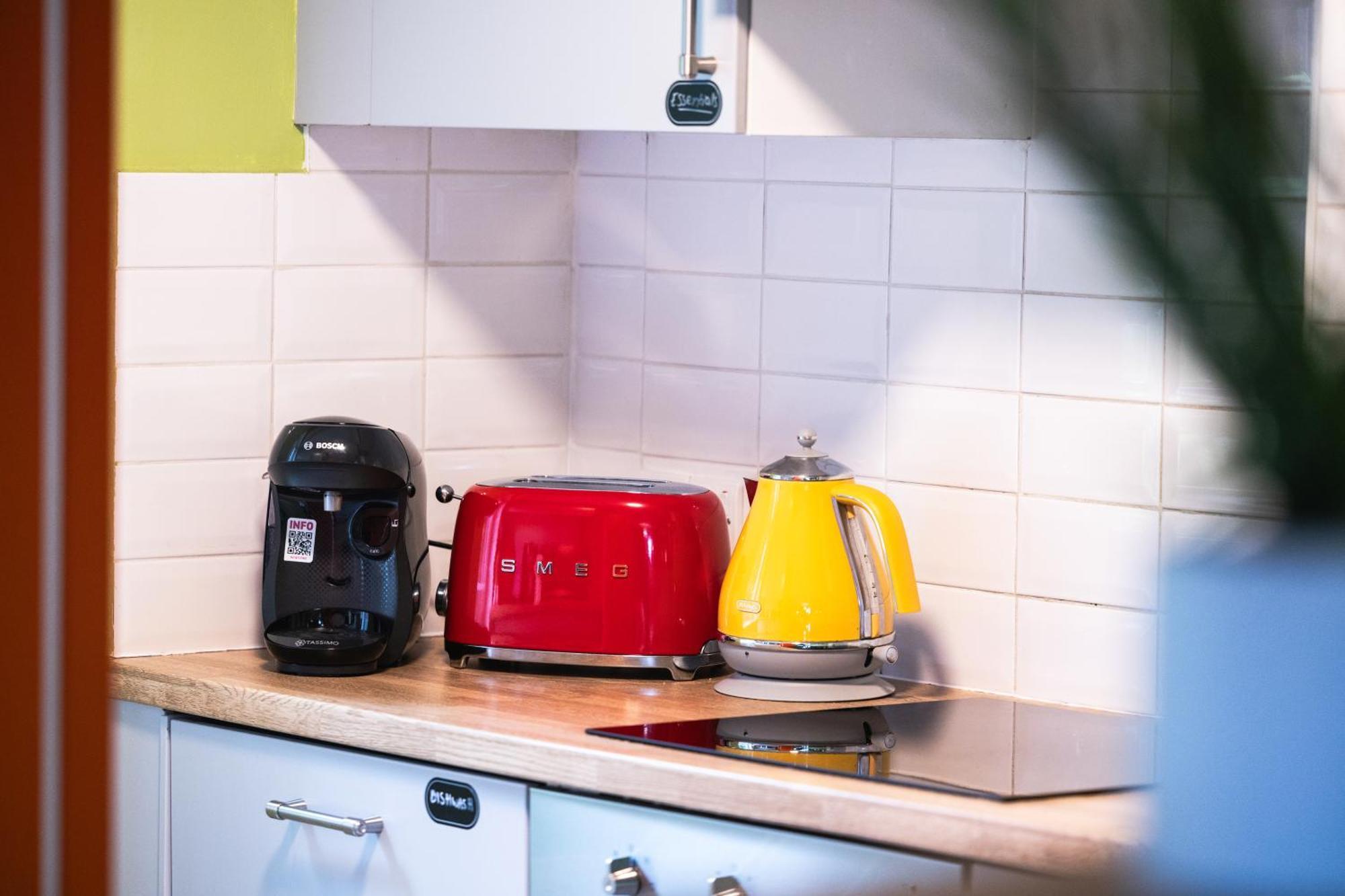 20 Percent Off May- Mobilerate Offers-Genius Offers-Londonbridge City Apartment W Free Parking-Wifi-Sleeps 7-4Bd-Location-Family! * London