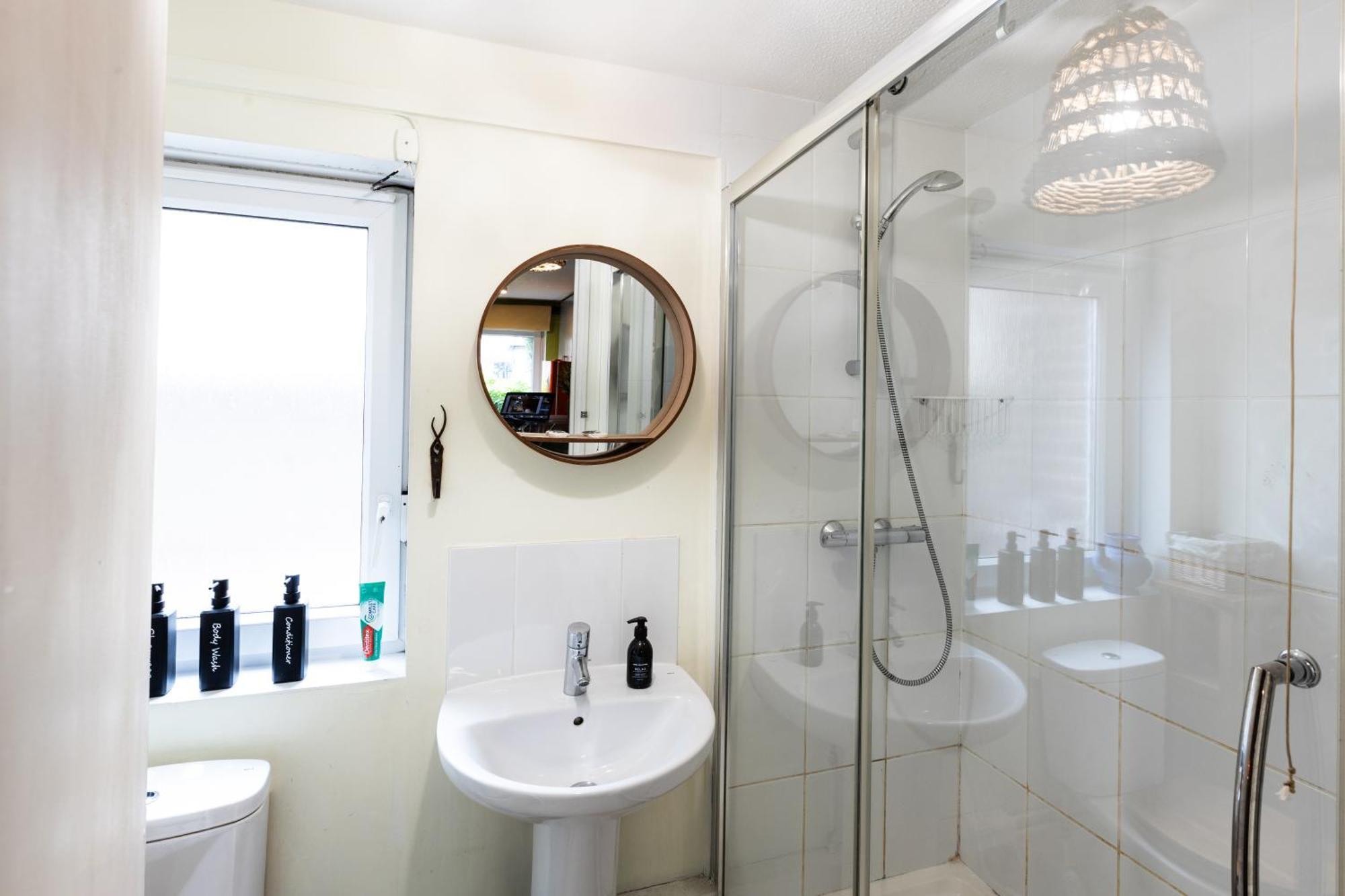 Apartment 20 Percent Off May- Mobilerate Offers-Genius Offers-Londonbridge City Apartment W Free Parking-Wifi-Sleeps 7-4Bd-Location-Family!