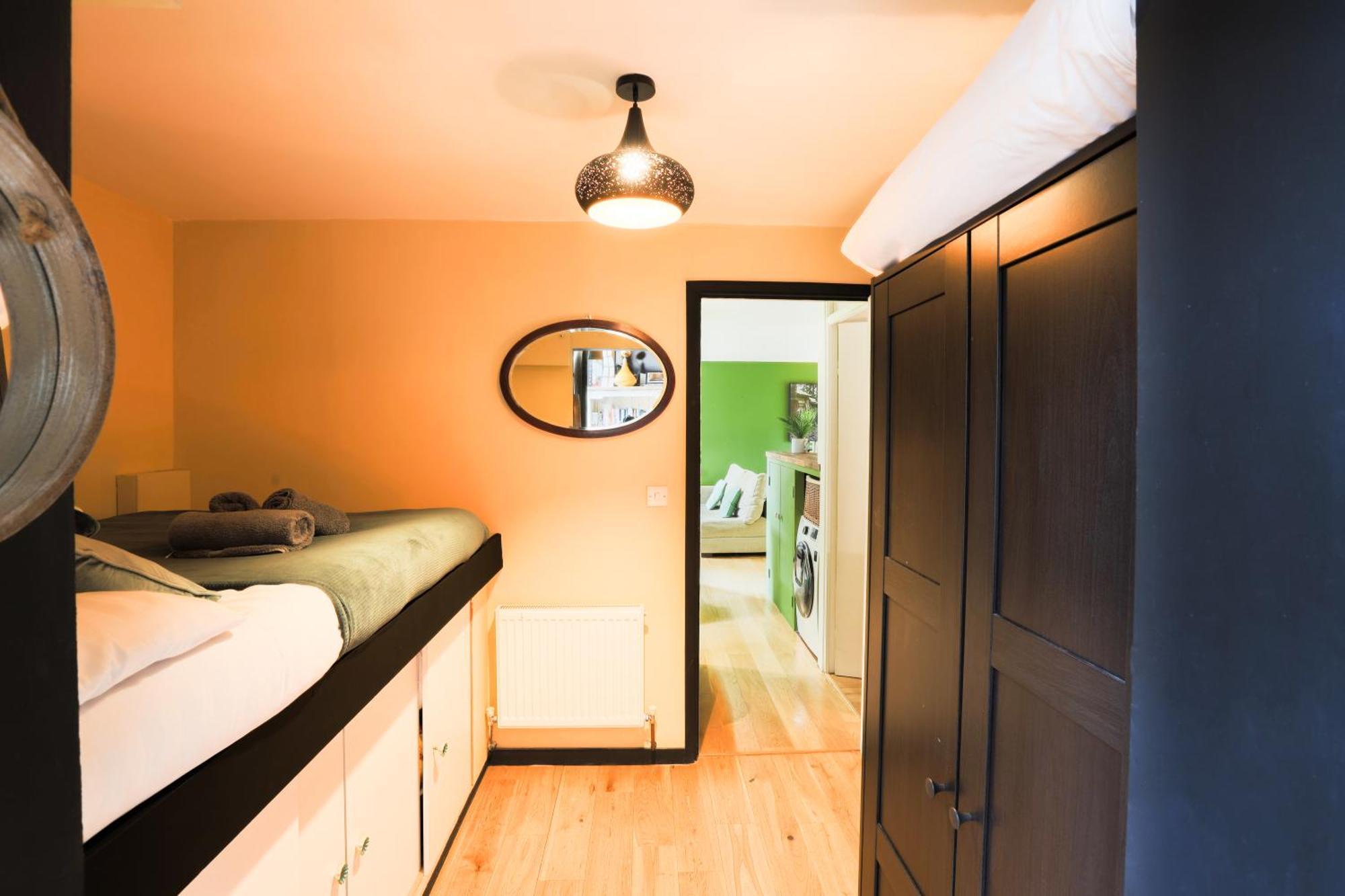 Apartment 20 Percent Off May- Mobilerate Offers-Genius Offers-Londonbridge City Apartment W Free Parking-Wifi-Sleeps 7-4Bd-Location-Family! London
