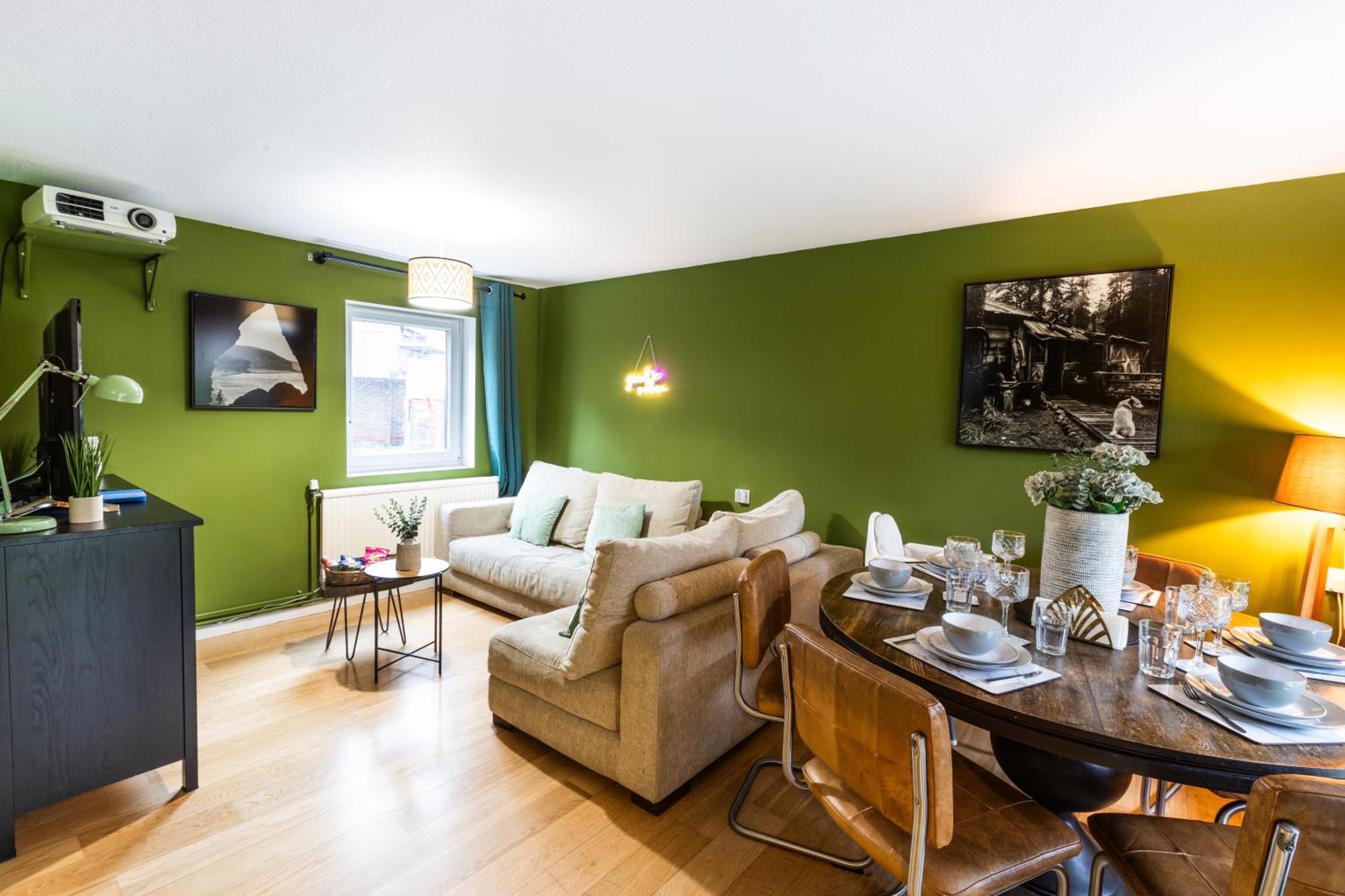 20 Percent Off May- Mobilerate Offers-Genius Offers-Londonbridge City Apartment W Free Parking-Wifi-Sleeps 7-4Bd-Location-Family!