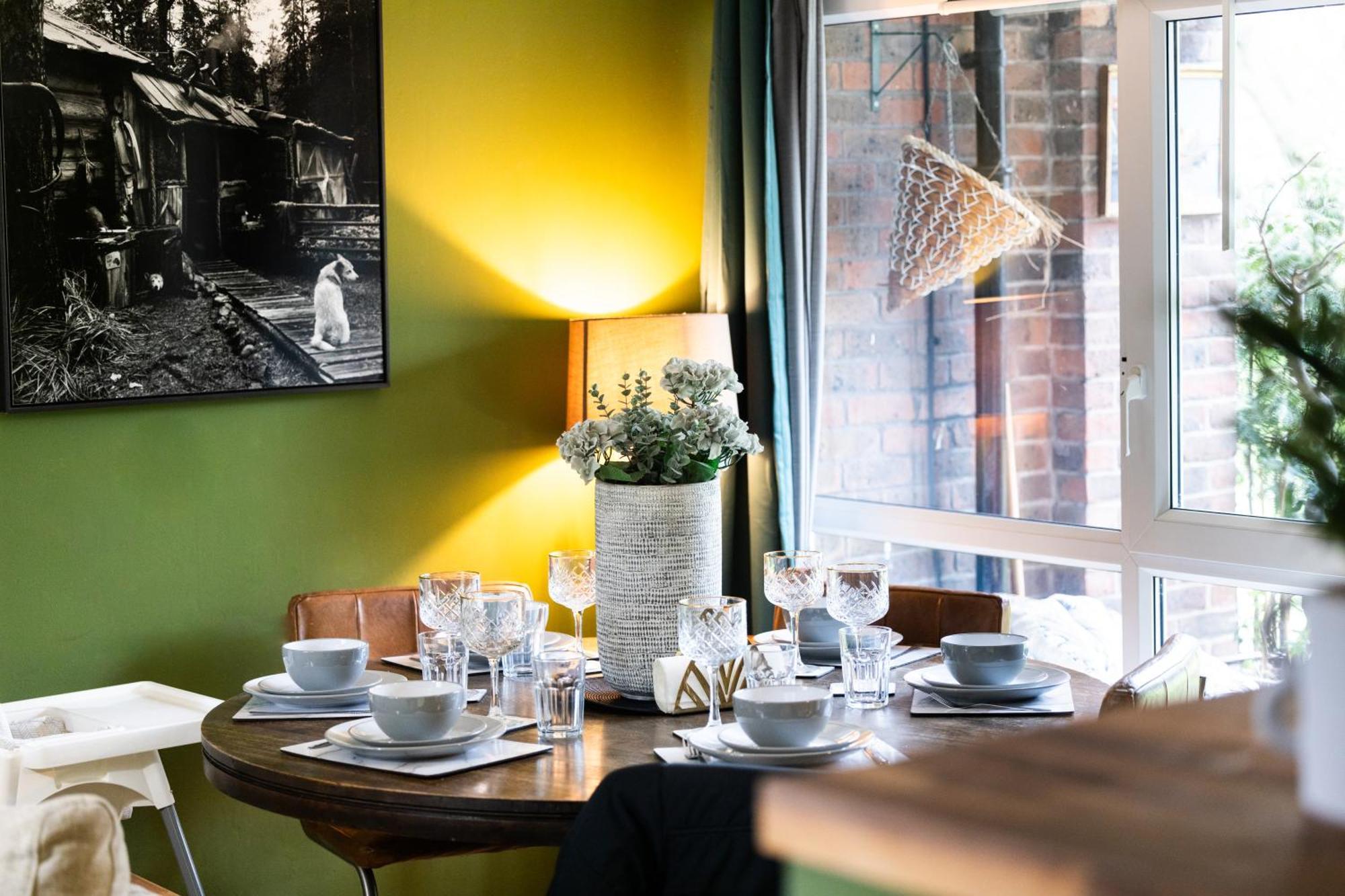 20 Percent Off May- Mobilerate Offers-Genius Offers-Londonbridge City Apartment W Free Parking-Wifi-Sleeps 7-4Bd-Location-Family! Apartment