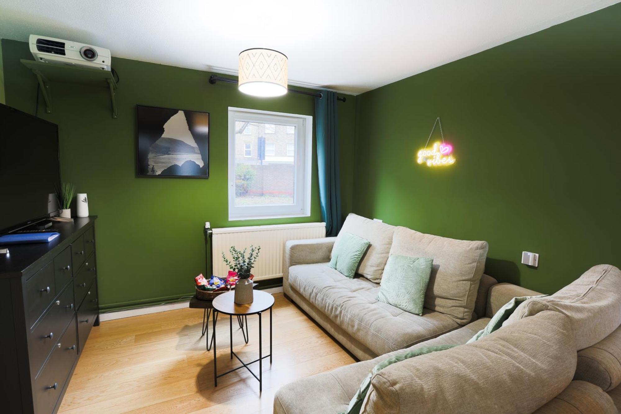 20 Percent Off May- Mobilerate Offers-Genius Offers-Londonbridge City Apartment W Free Parking-Wifi-Sleeps 7-4Bd-Location-Family! Apartment London