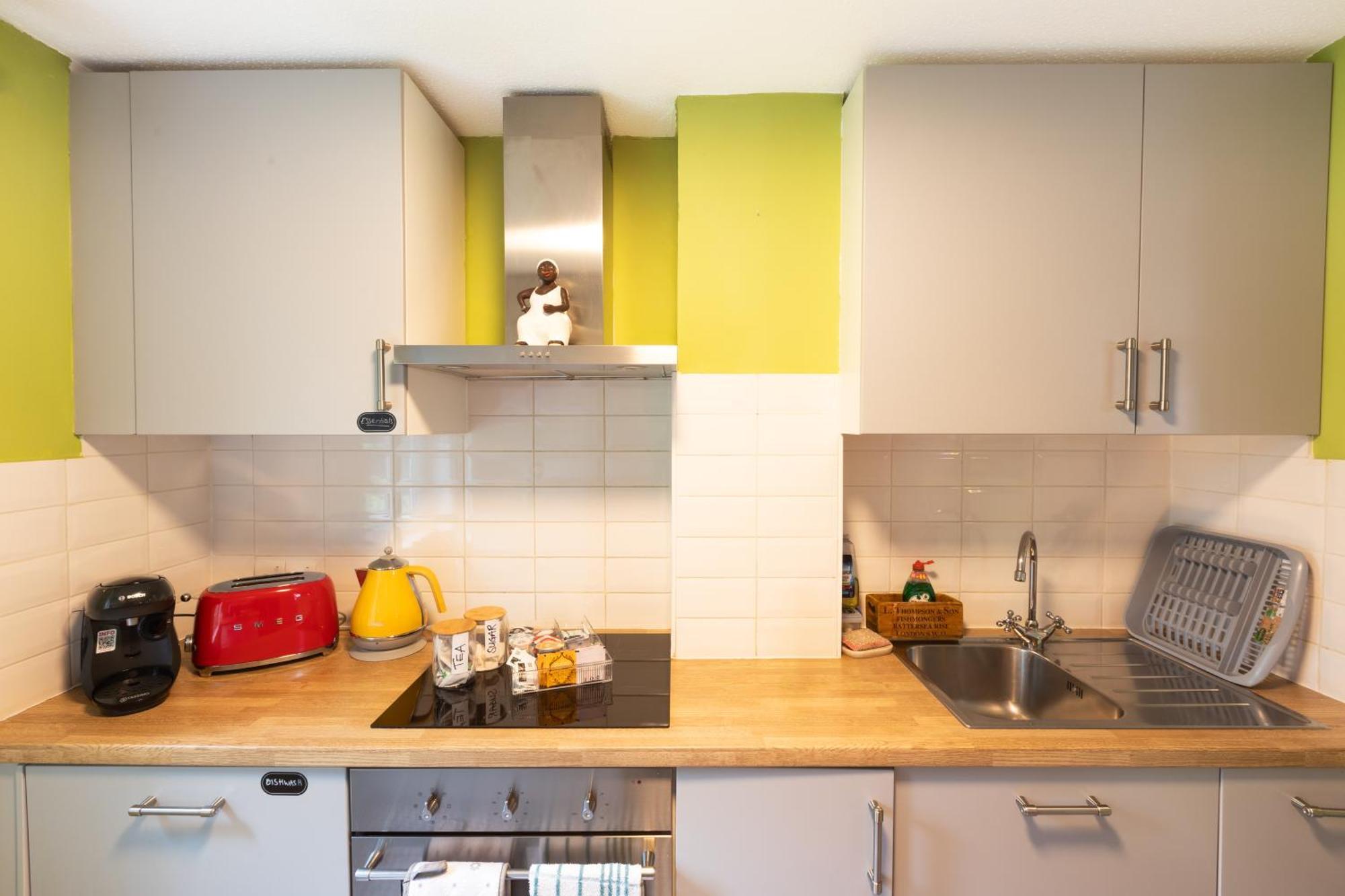 20 Percent Off May- Mobilerate Offers-Genius Offers-Londonbridge City Apartment W Free Parking-Wifi-Sleeps 7-4Bd-Location-Family! London