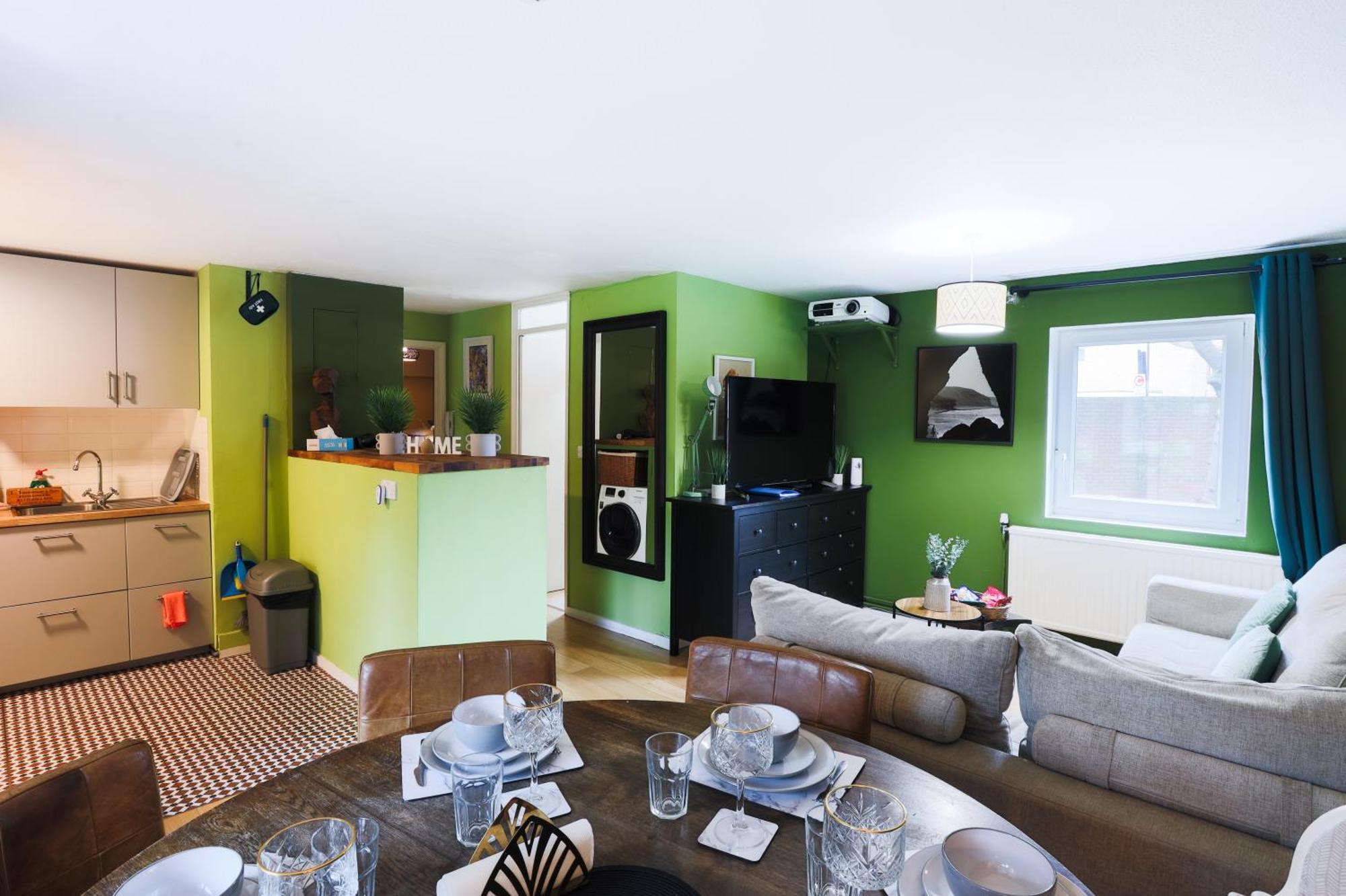20 Percent Off May- Mobilerate Offers-Genius Offers-Londonbridge City Apartment W Free Parking-Wifi-Sleeps 7-4Bd-Location-Family! Apartment