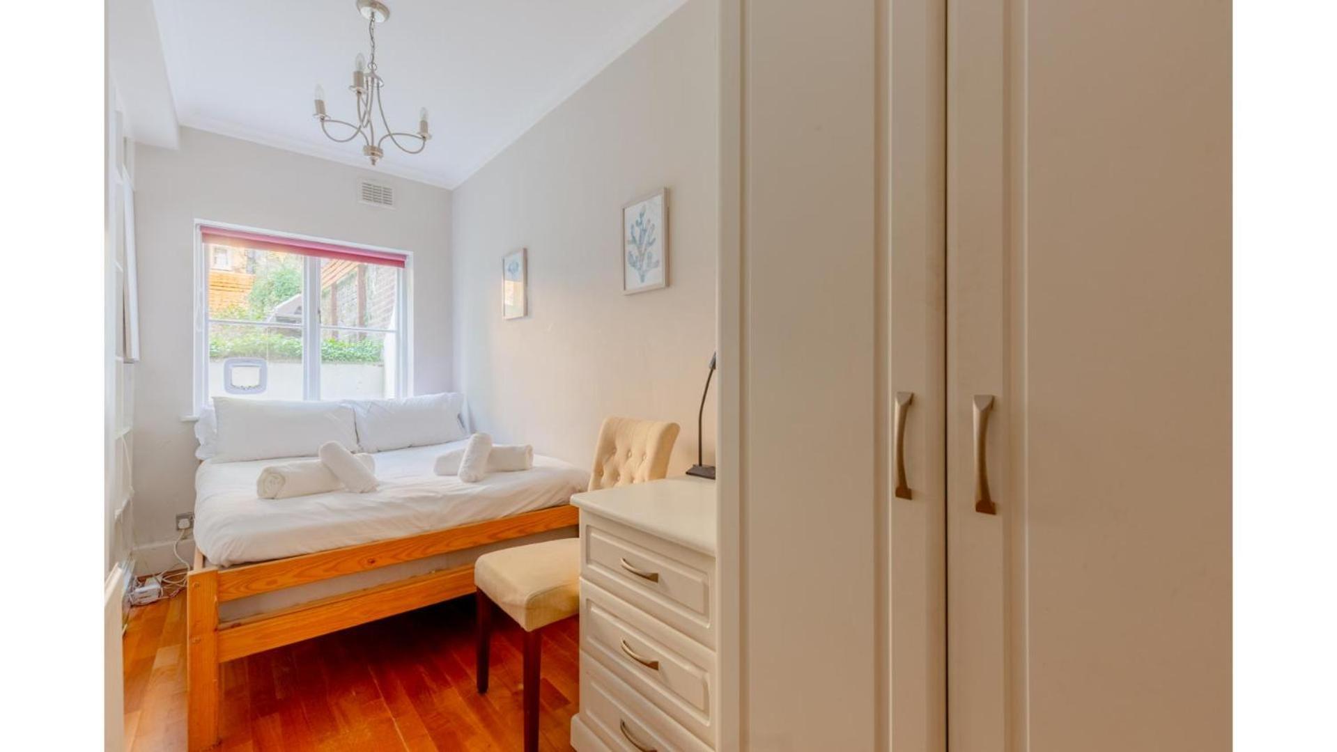 Sophisticated 2bd Flat With Patio West Kensington Apartment
