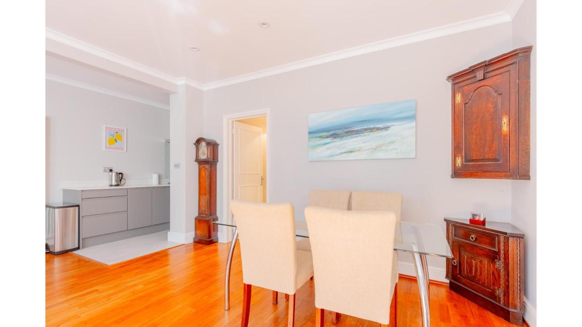 Sophisticated 2bd Flat With Patio West Kensington Apartment