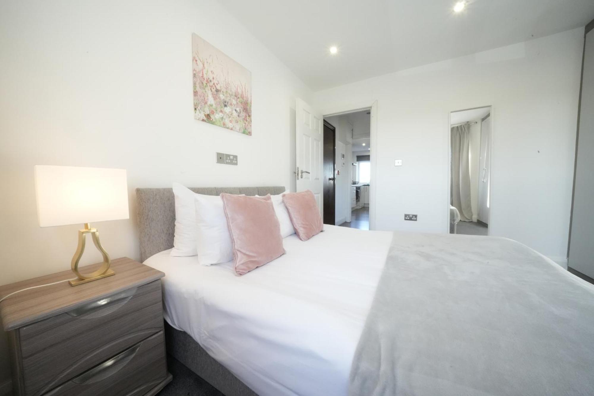 Hatton Apartments: Airport-adjacent With Free Parking And Underground Access Apartment London