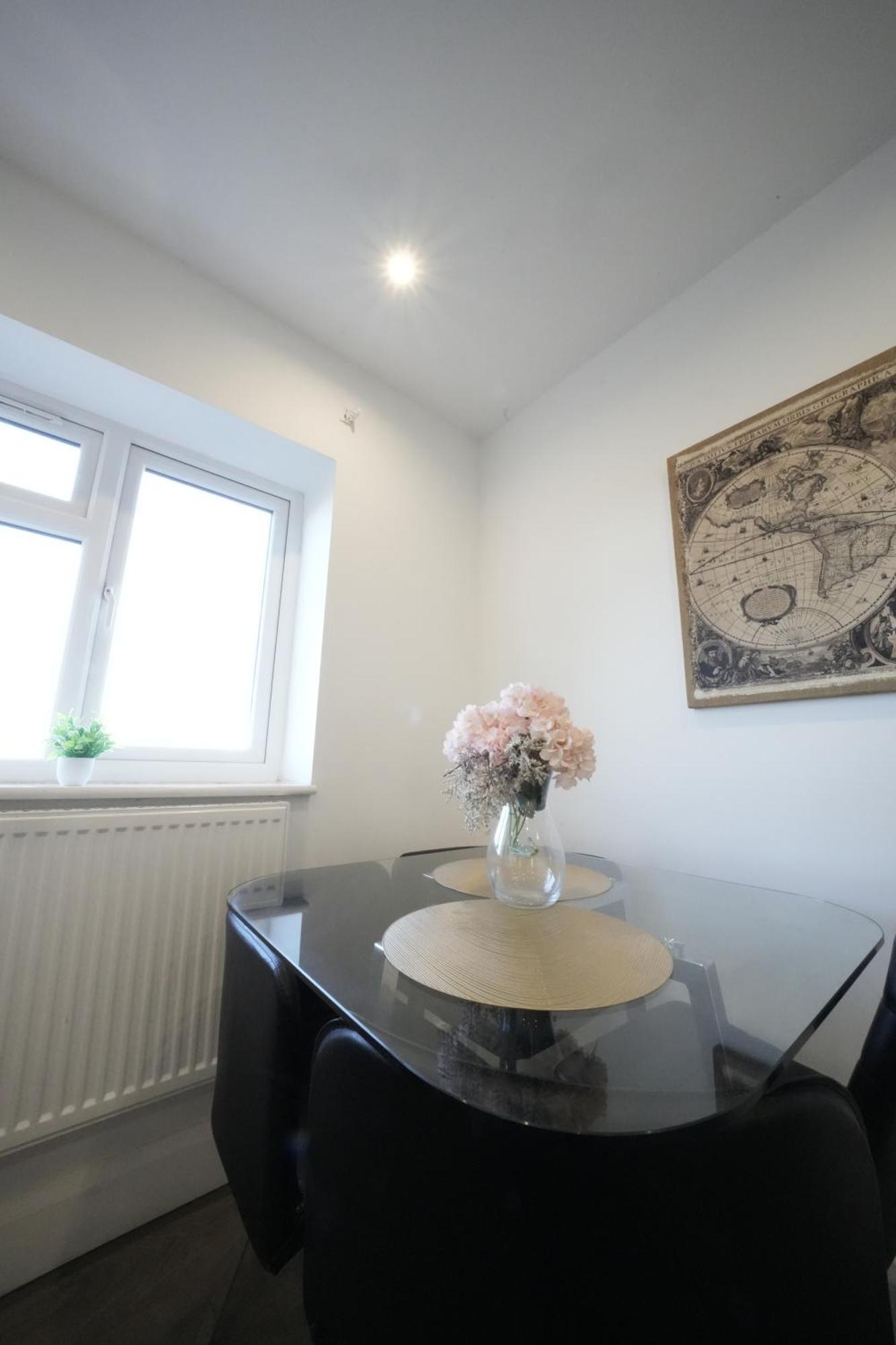Hatton Apartments: Airport-adjacent With Free Parking And Underground Access Apartment London
