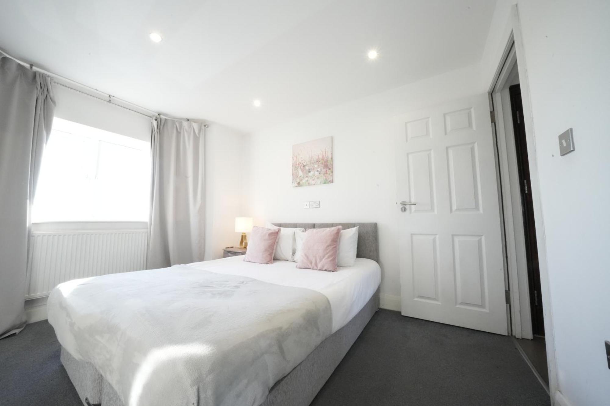 Hatton Apartments: Airport-adjacent With Free Parking And Underground Access * London