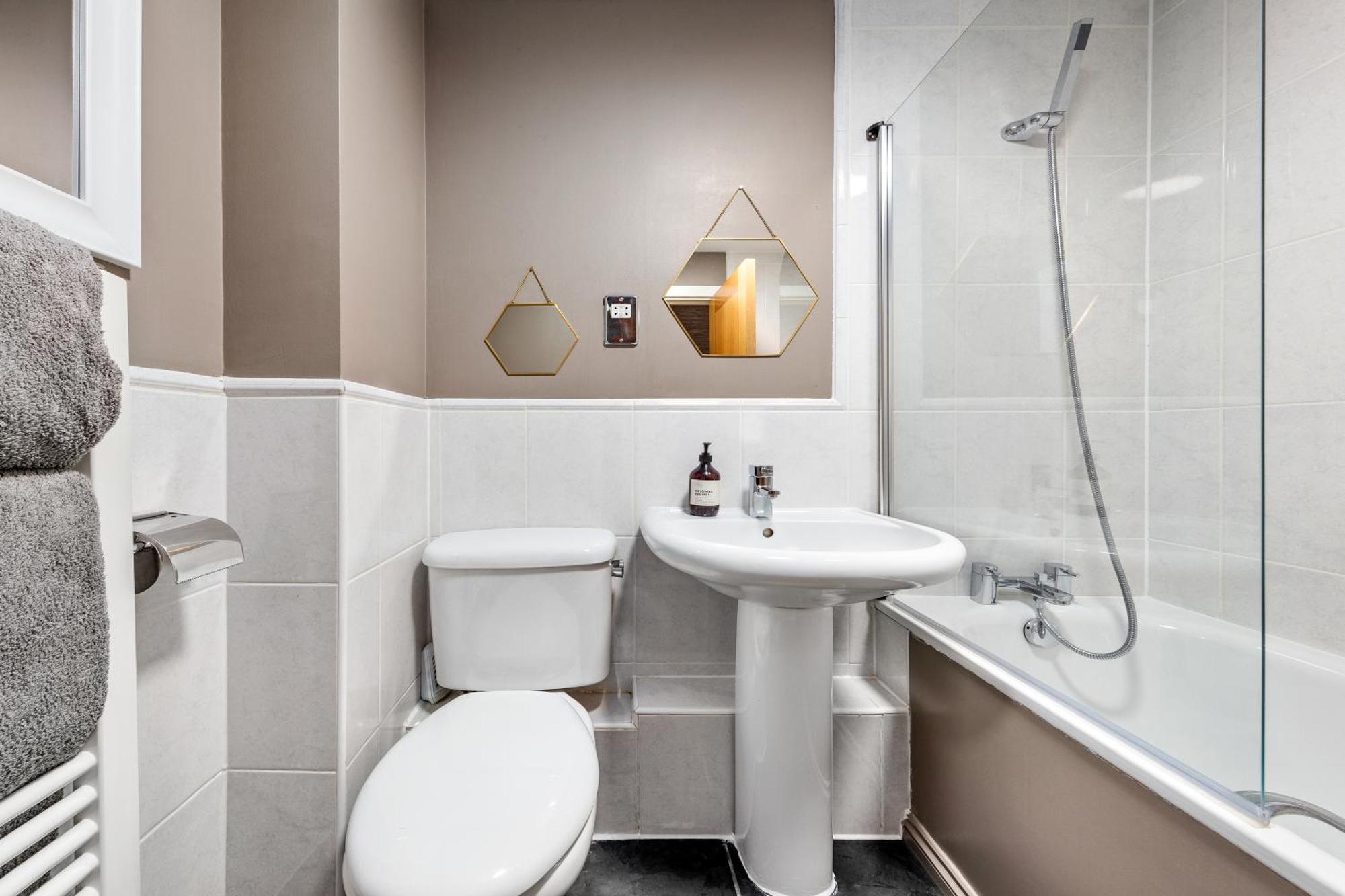 St, George Wharf Vauxhall Bridge Large 2bedrooms With River View Panoramic Balcony Apartment *