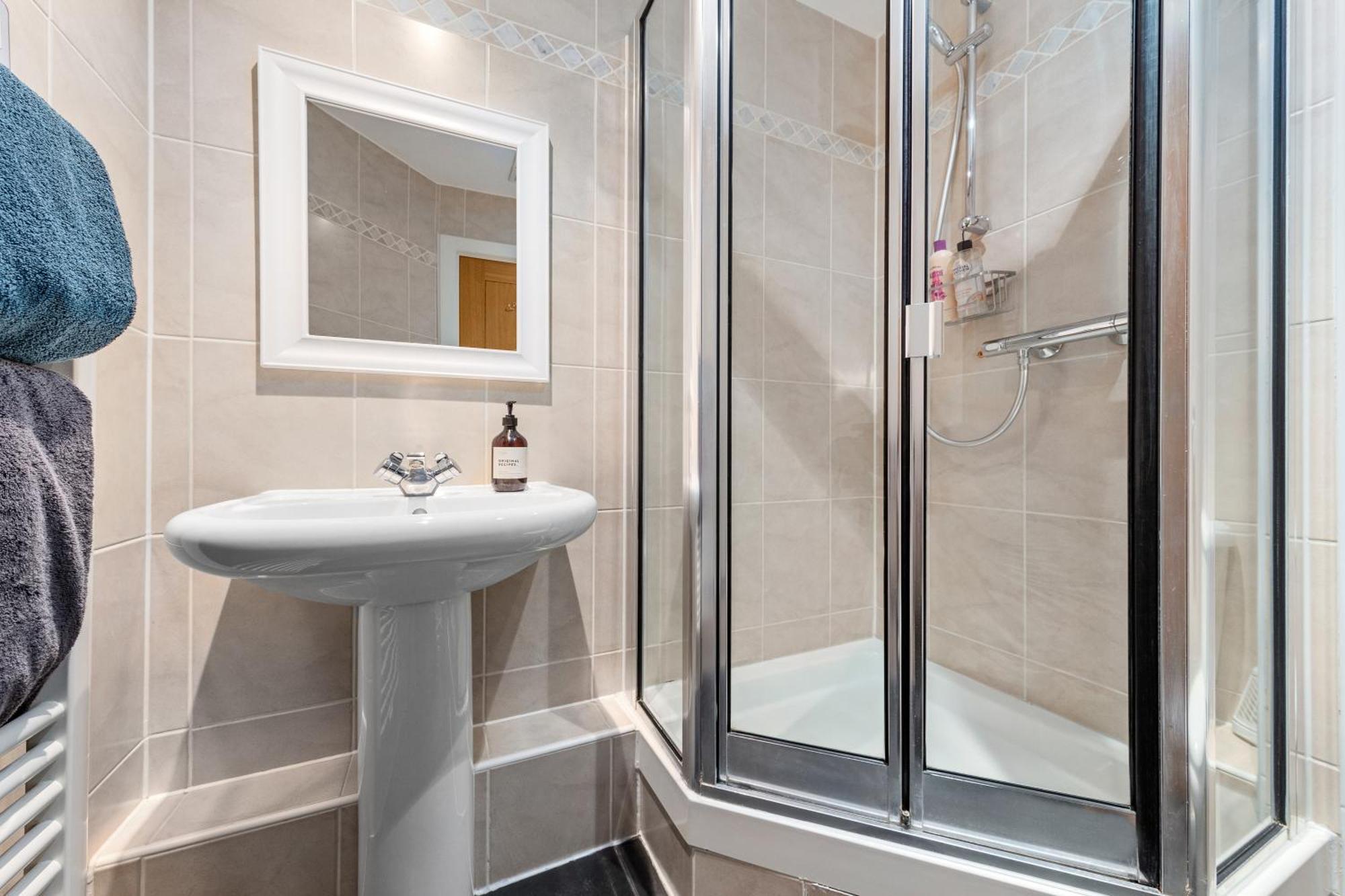 St, George Wharf Vauxhall Bridge Large 2bedrooms With River View Panoramic Balcony Apartment