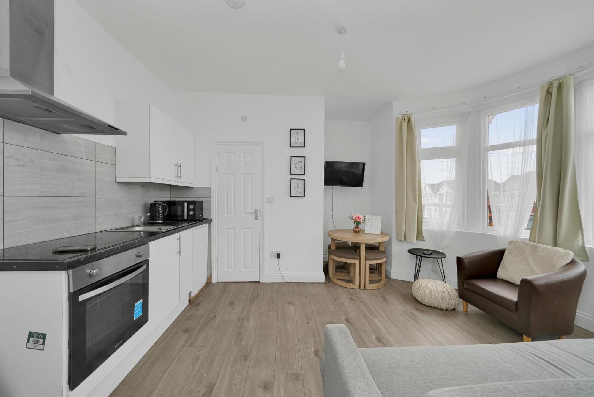 Apartment Startlet - On Elizabeth Line With Free Parking