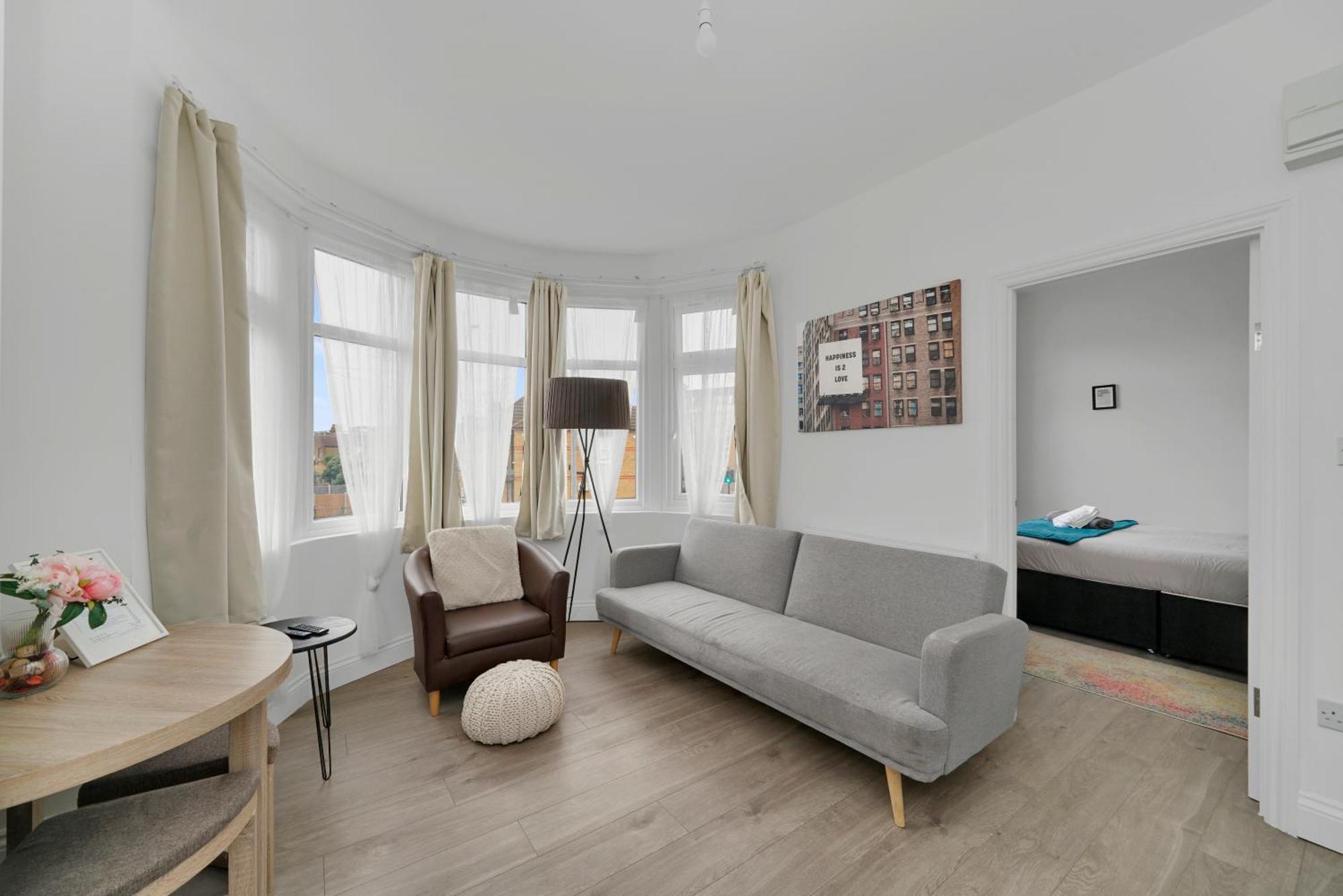 Apartment Startlet - On Elizabeth Line With Free Parking London