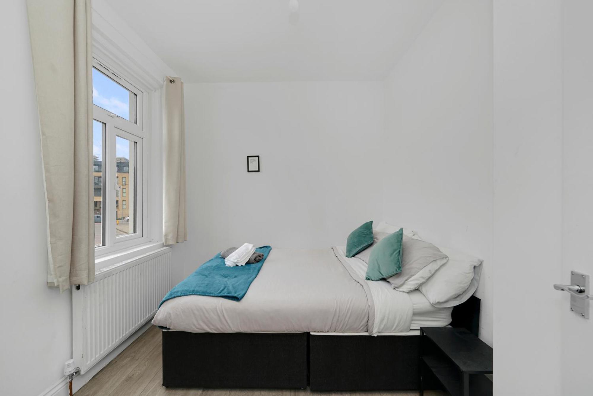 Apartment Startlet - On Elizabeth Line With Free Parking