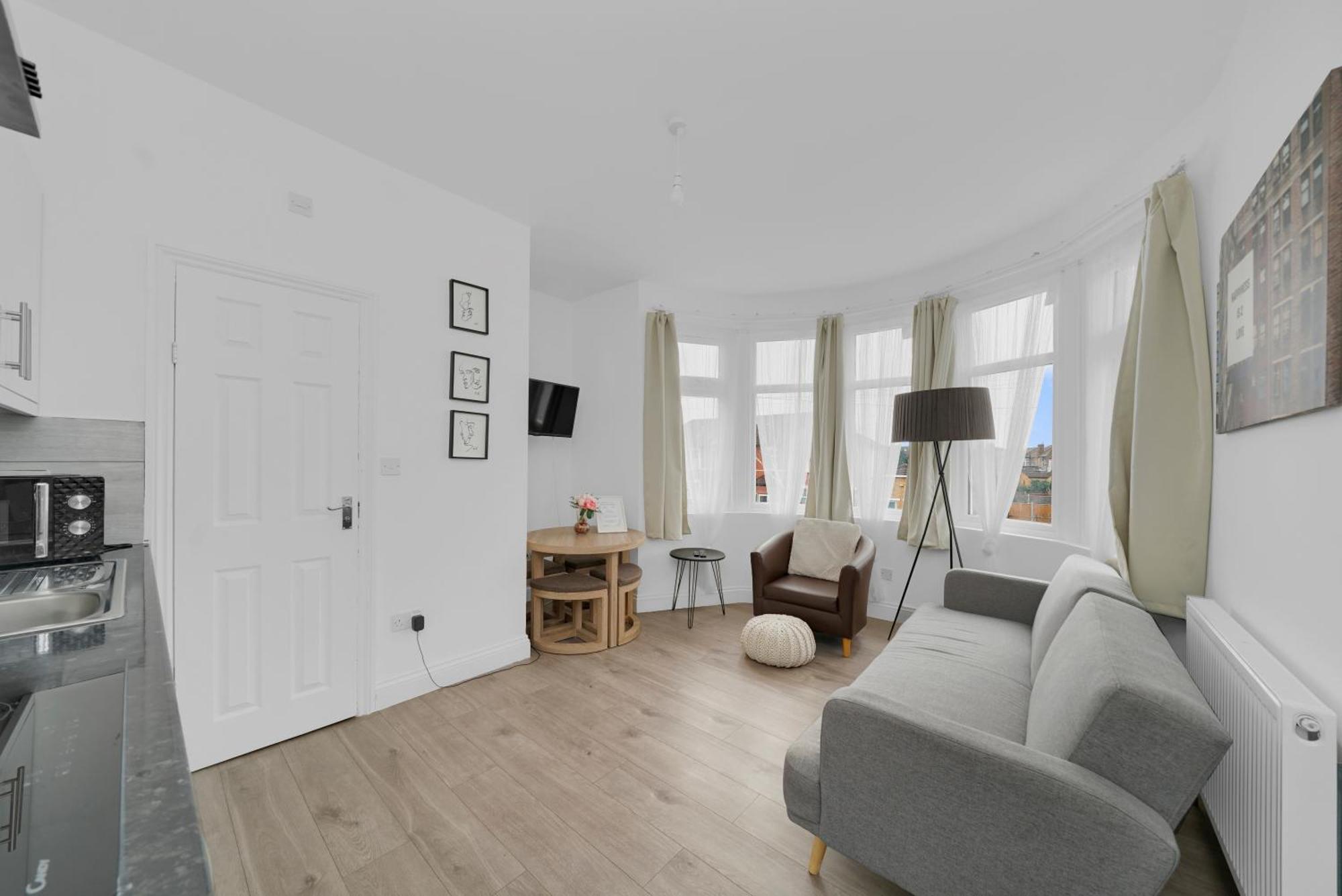 Startlet - On Elizabeth Line With Free Parking London