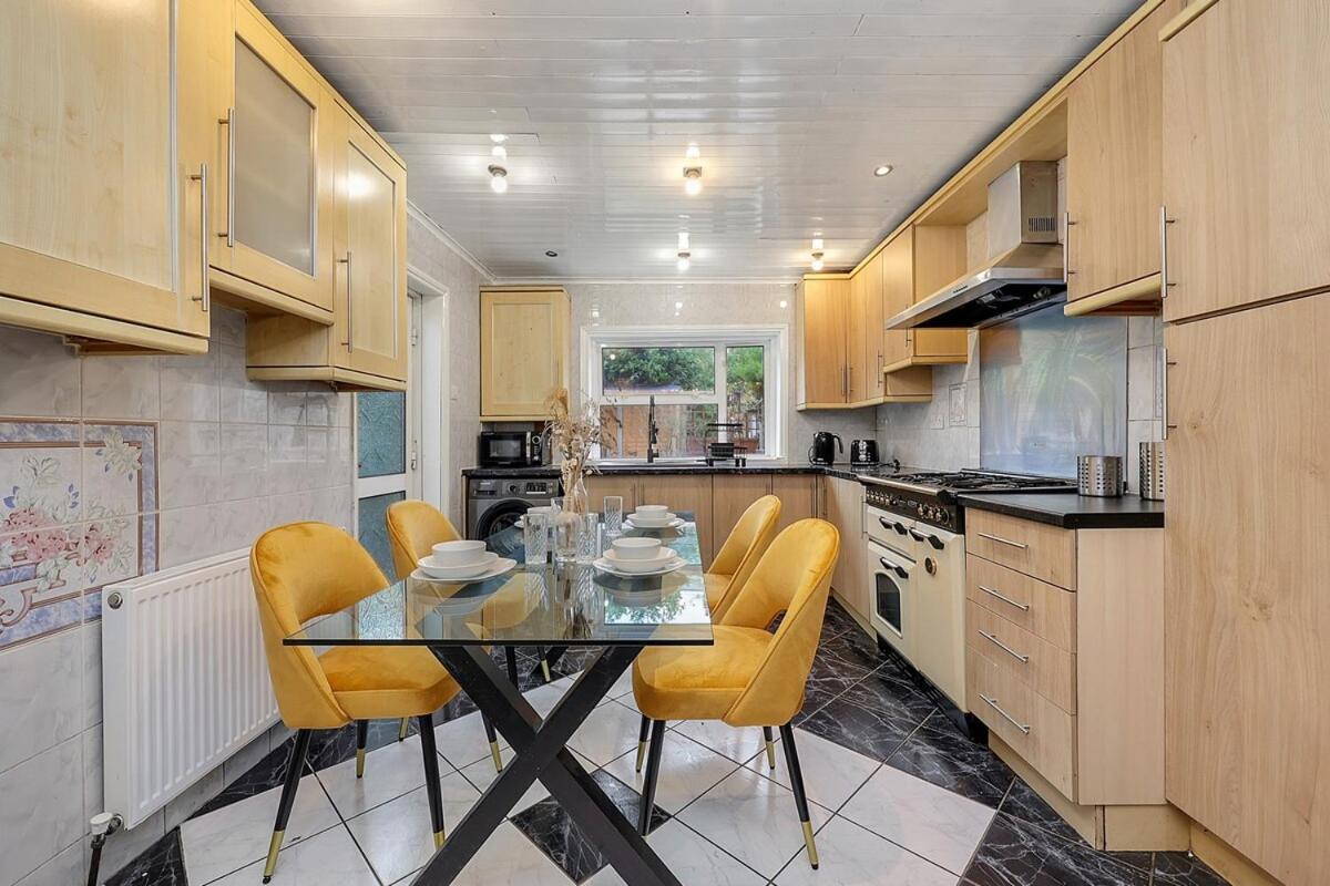 The Townhouse By Harlington Apartment *