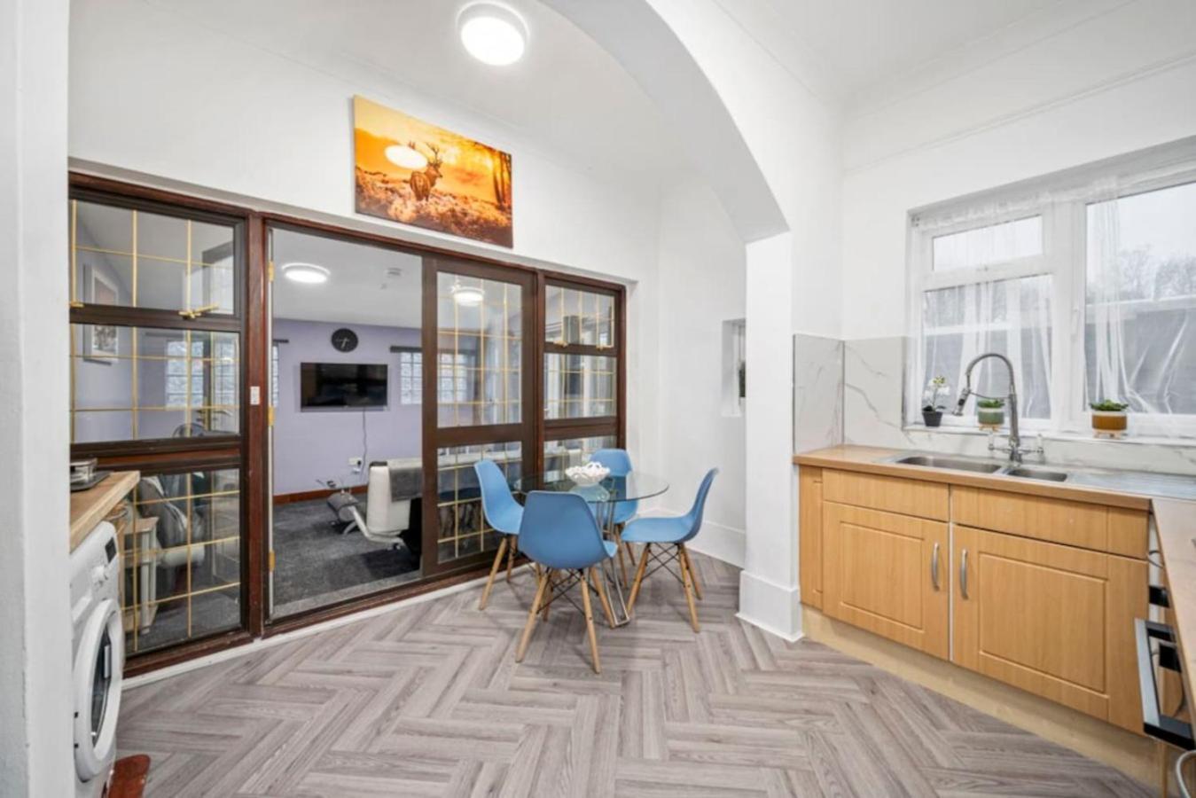 Apartment Spacious One Bedroom Flat Free Parking London