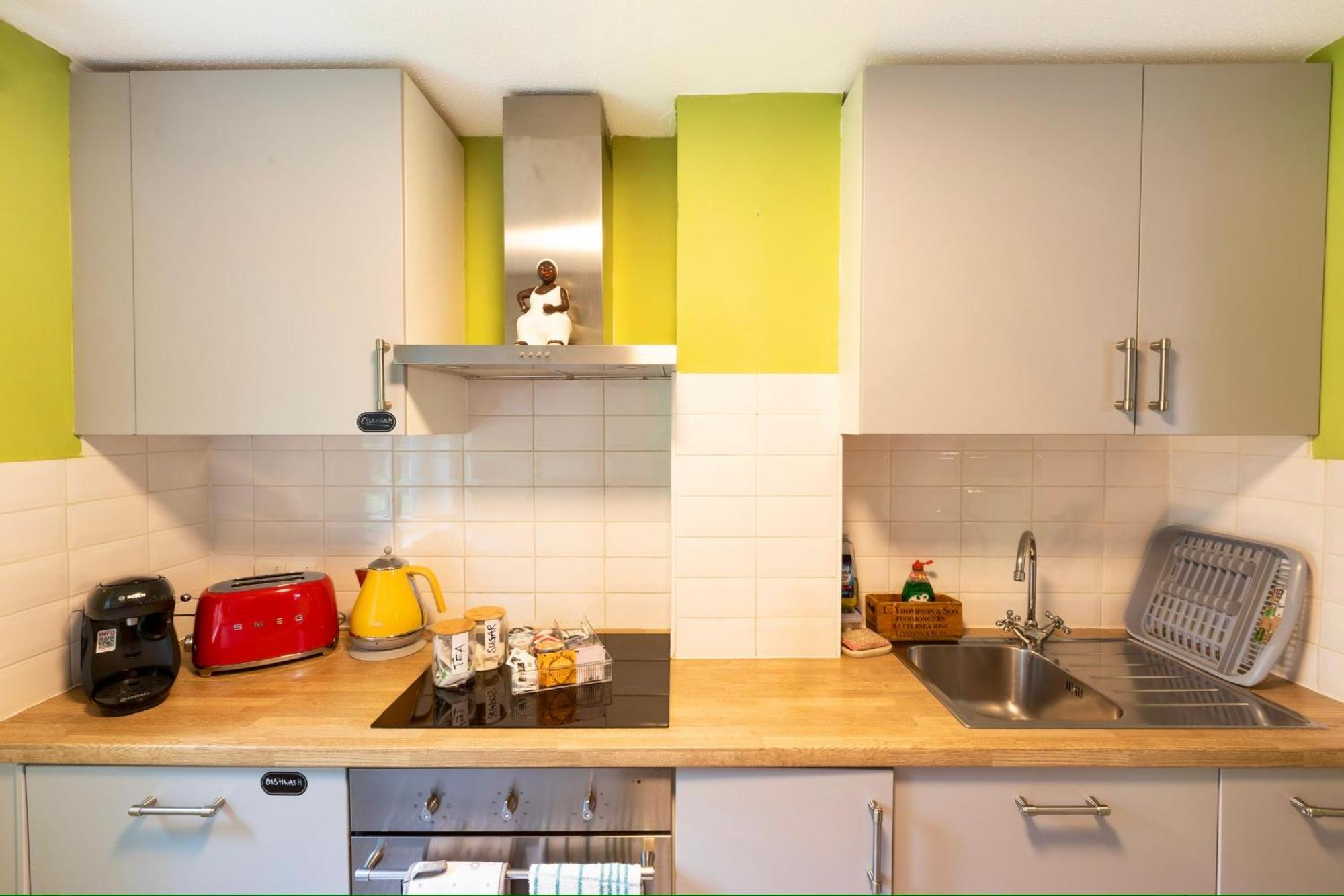 Apartment 20 Percent Off May- Mobilerate Offers-Genius Offers-Londonbridge City Apartment W Free Parking-Wifi-Sleeps 7-4Bd-Location-Family! *