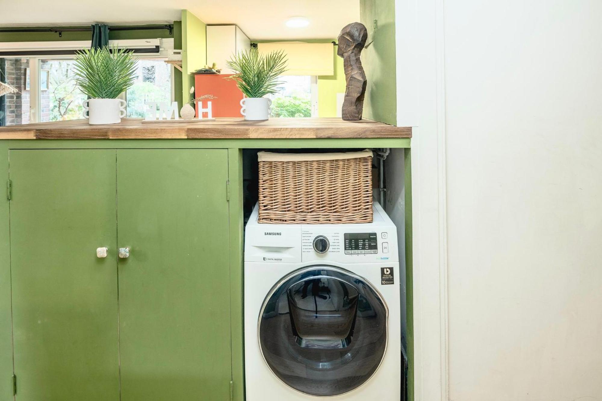 20 Percent Off May- Mobilerate Offers-Genius Offers-Londonbridge City Apartment W Free Parking-Wifi-Sleeps 7-4Bd-Location-Family!