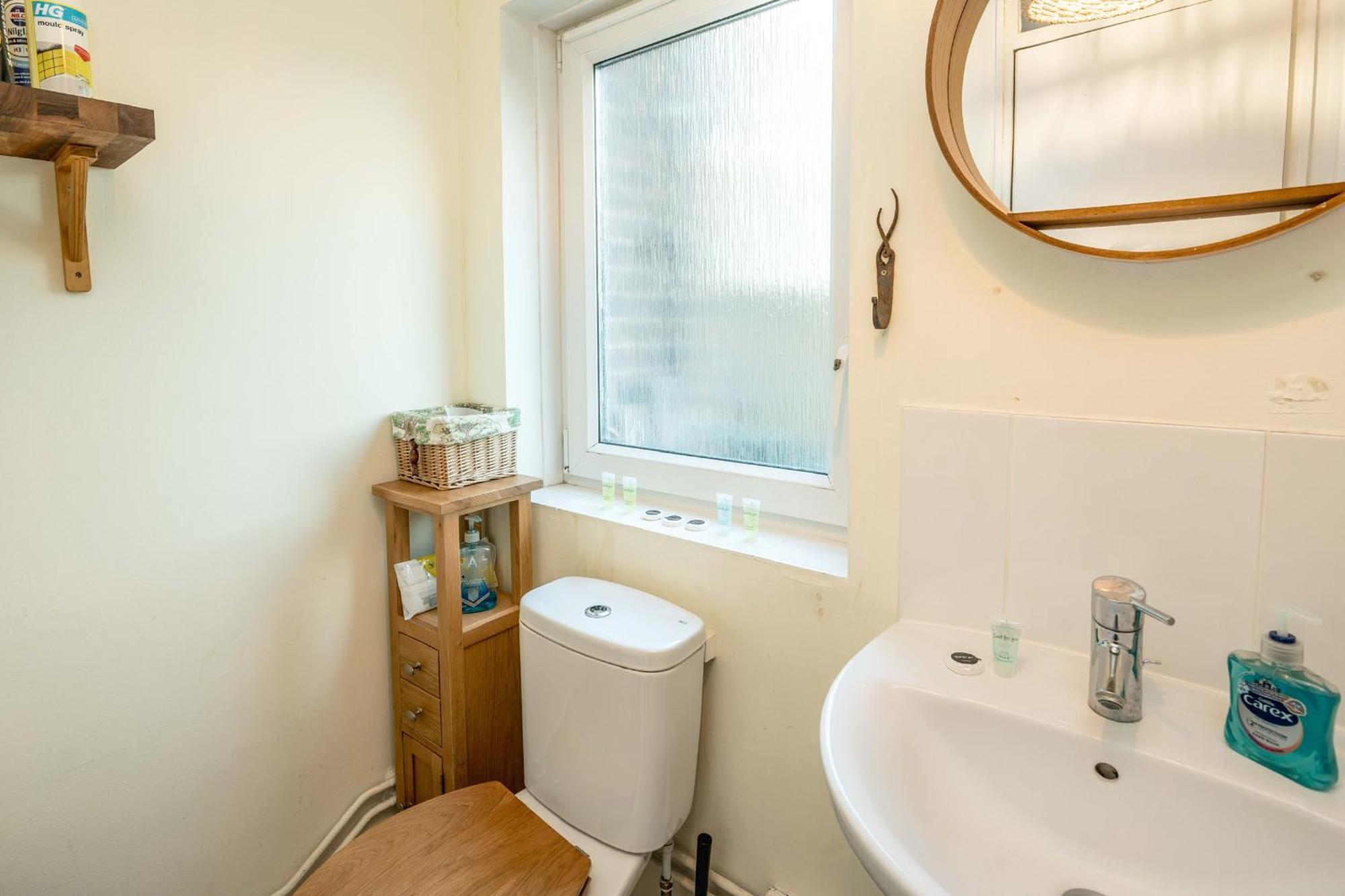 20 Percent Off May- Mobilerate Offers-Genius Offers-Londonbridge City Apartment W Free Parking-Wifi-Sleeps 7-4Bd-Location-Family! * London