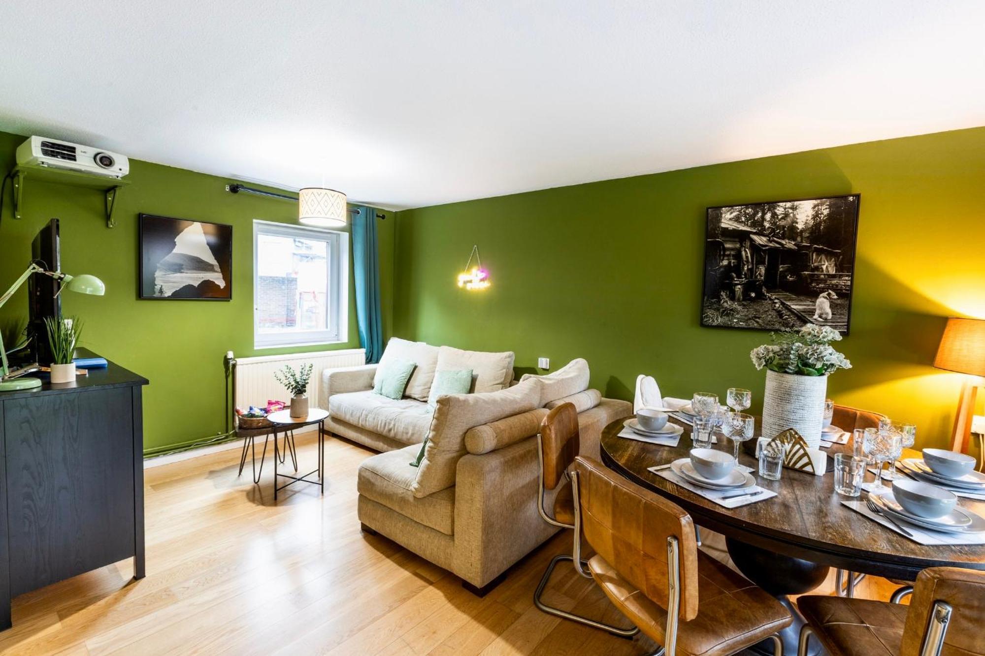 Apartment 20 Percent Off May- Mobilerate Offers-Genius Offers-Londonbridge City Apartment W Free Parking-Wifi-Sleeps 7-4Bd-Location-Family!