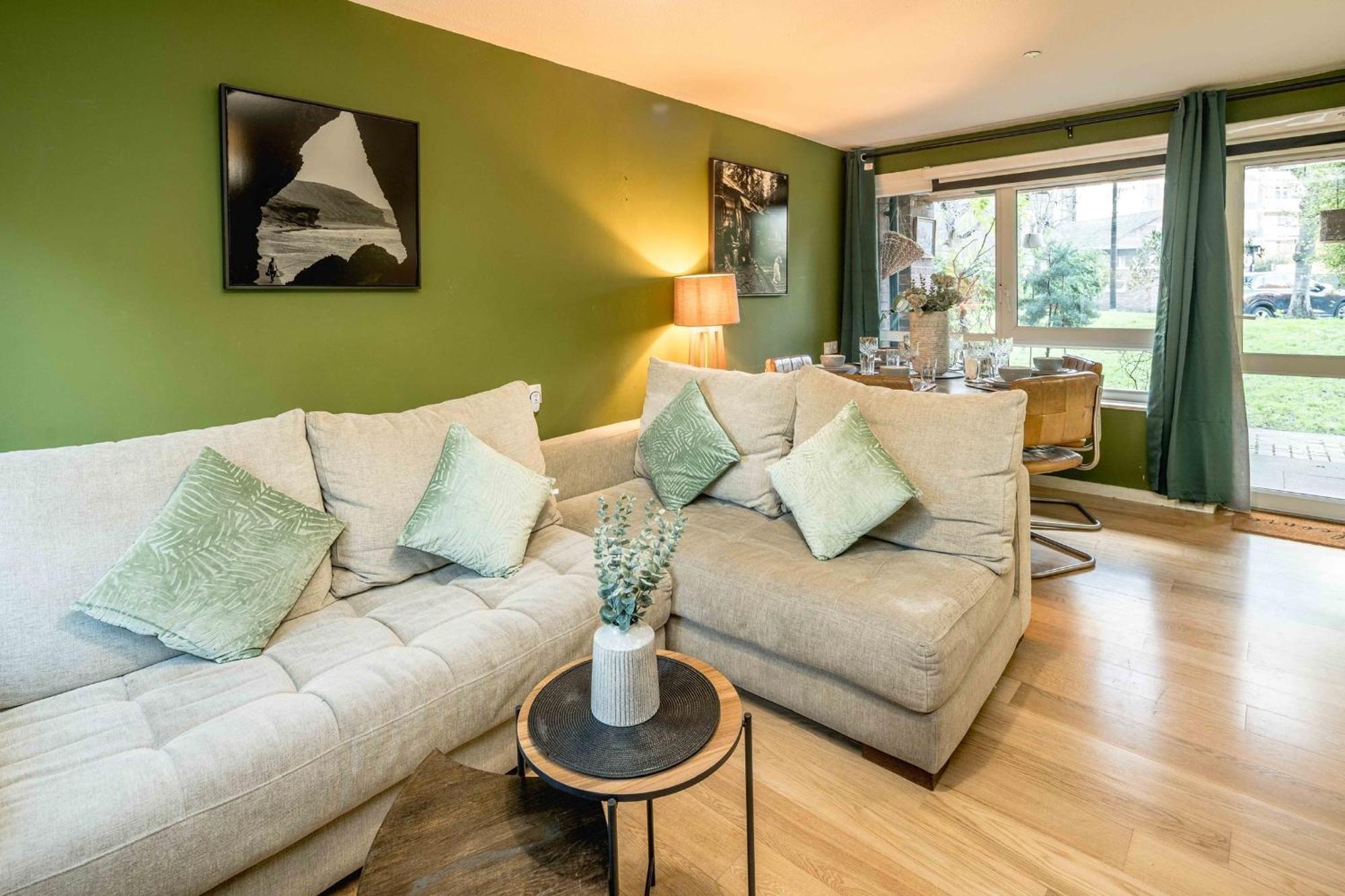 20 Percent Off May- Mobilerate Offers-Genius Offers-Londonbridge City Apartment W Free Parking-Wifi-Sleeps 7-4Bd-Location-Family! London