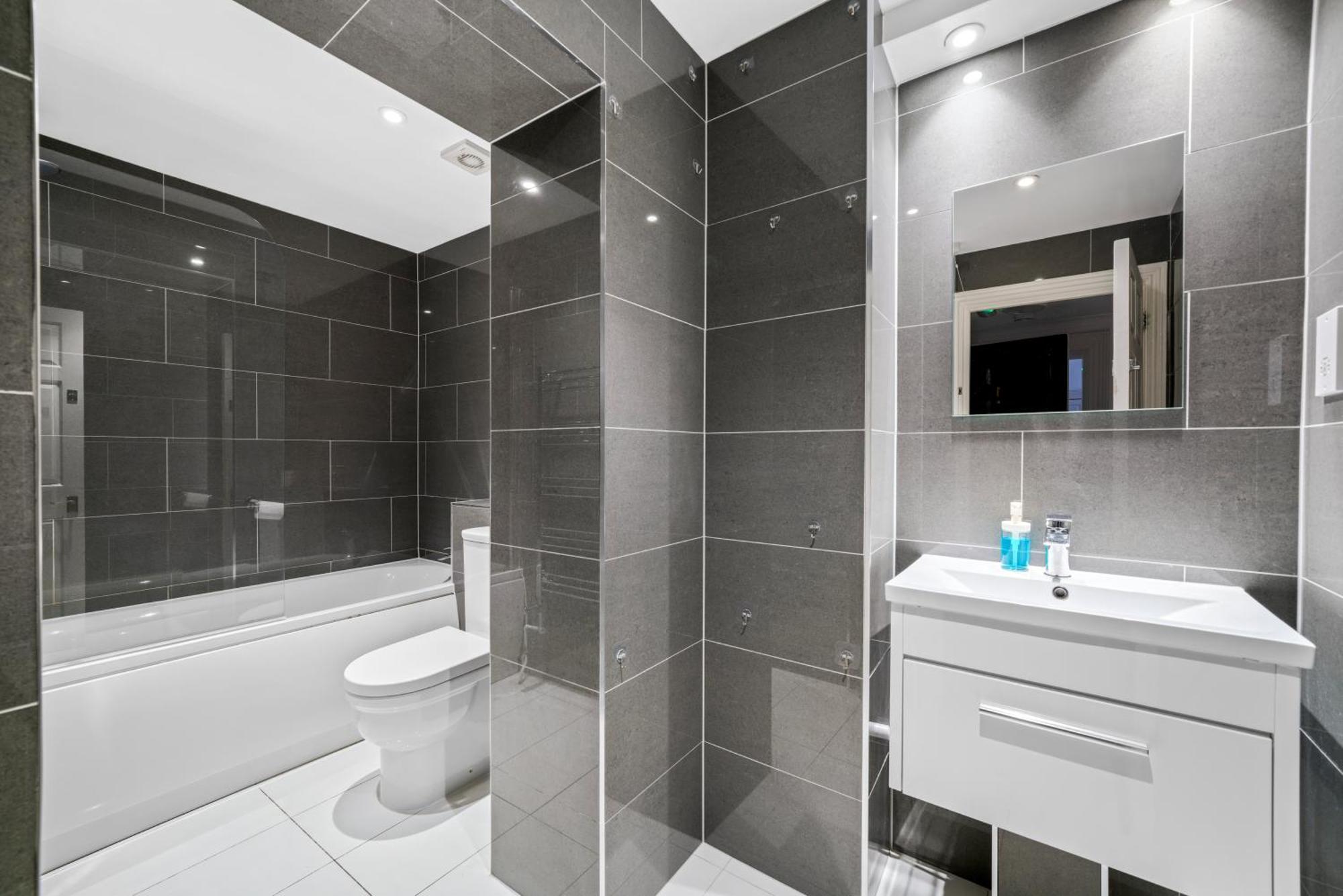 Apartment Cozy 2-bed Group & Family Near Excel & 02 Arena With Parking & Balcony