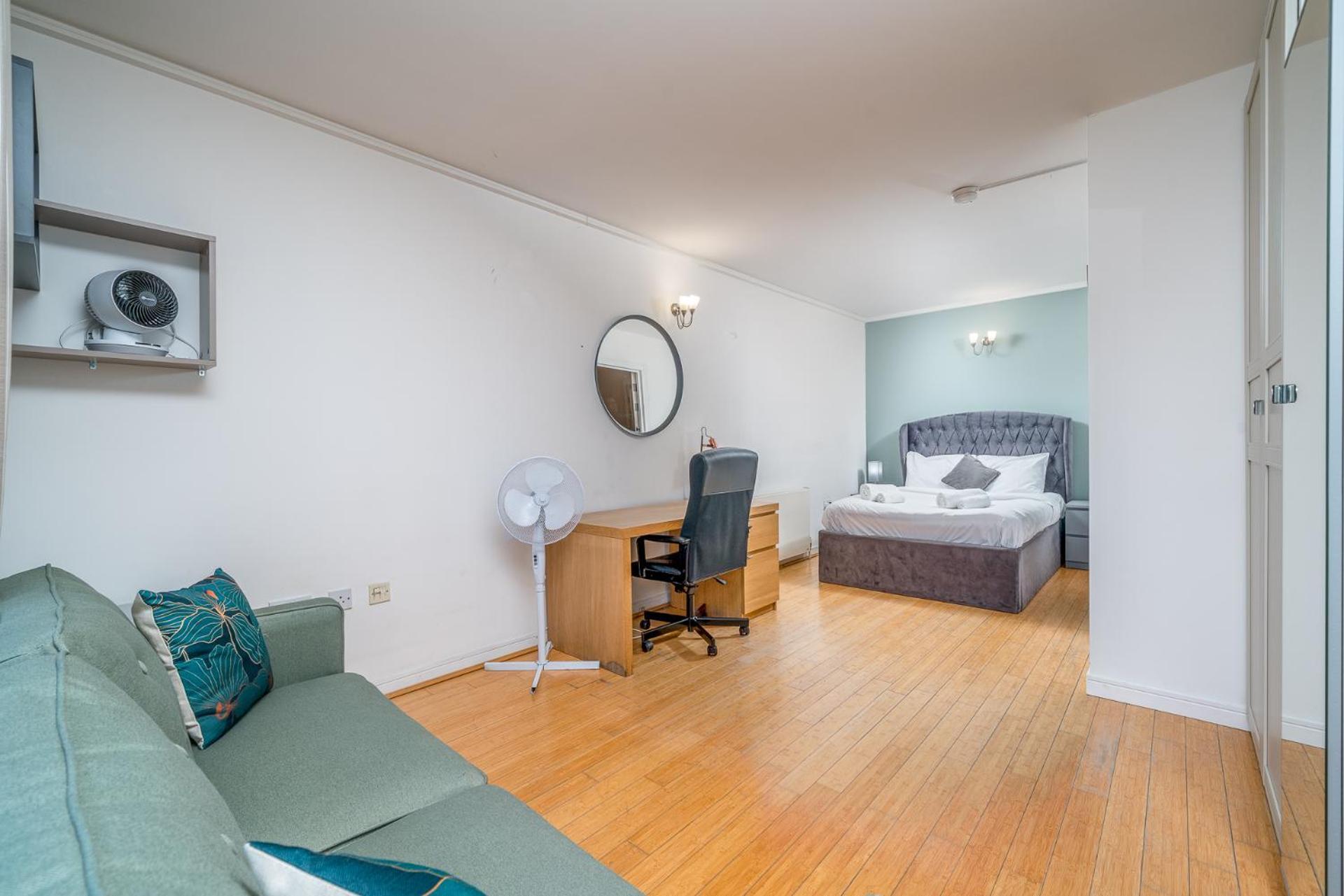 Apartment Lovely 3bd Flat, Parking, Sleeps Six Close To O2 London