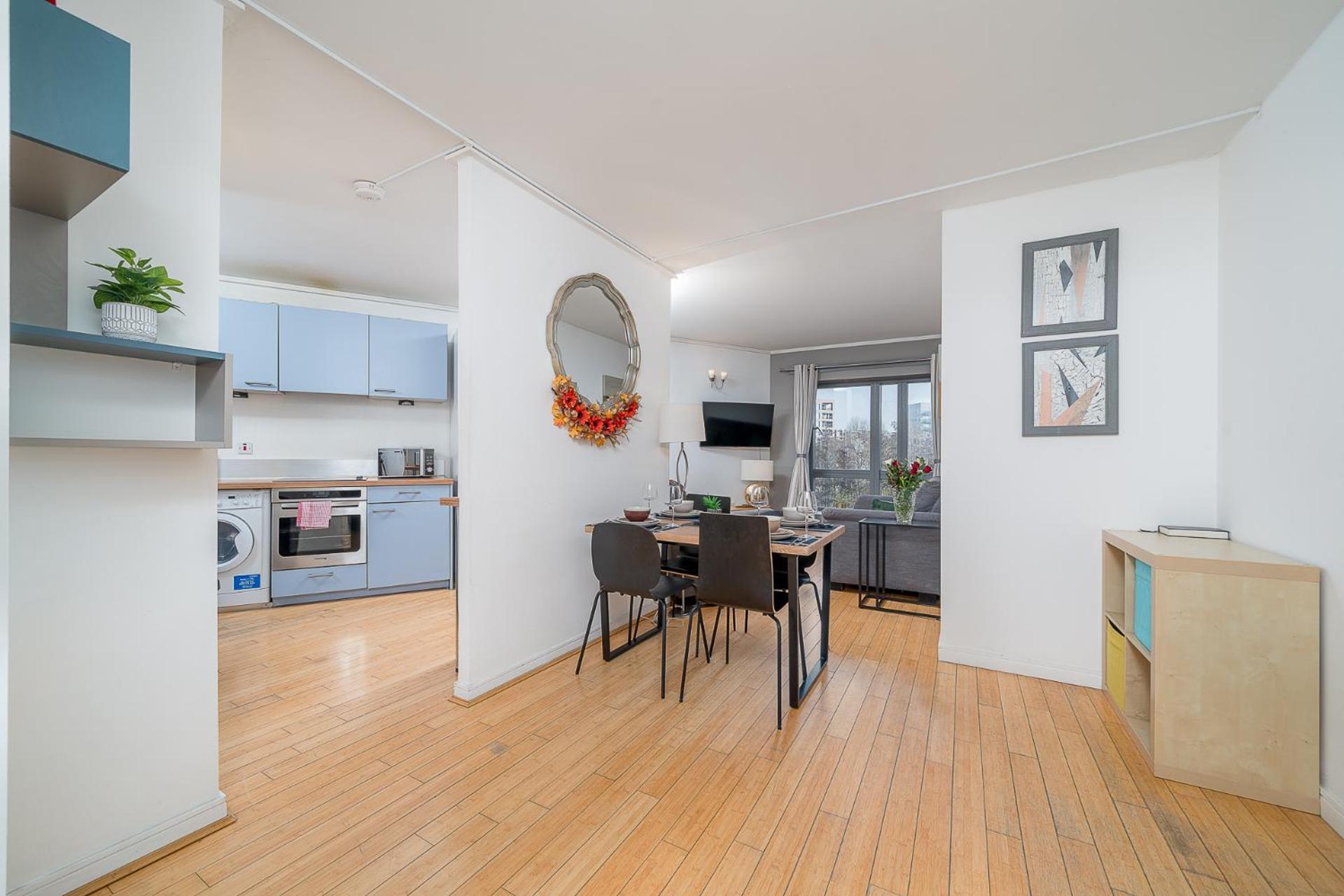 Lovely 3bd Flat, Parking, Sleeps Six Close To O2 *
