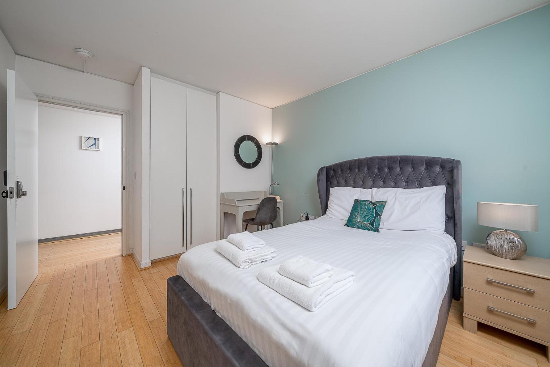 Lovely 3bd Flat, Parking, Sleeps Six Close To O2 *